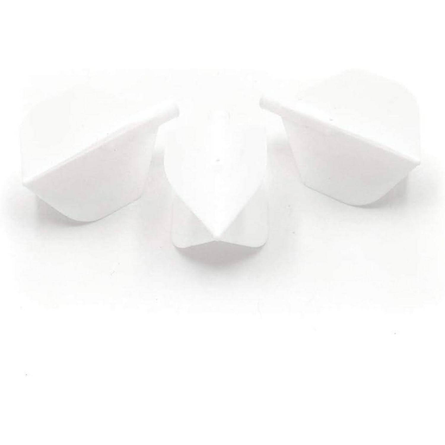 Drei weiße Gitarren-Pickguards, so angeordnet, dass ihre Spitzen nach innen zeigen, isoliert auf einem einfarbigen Hintergrund.