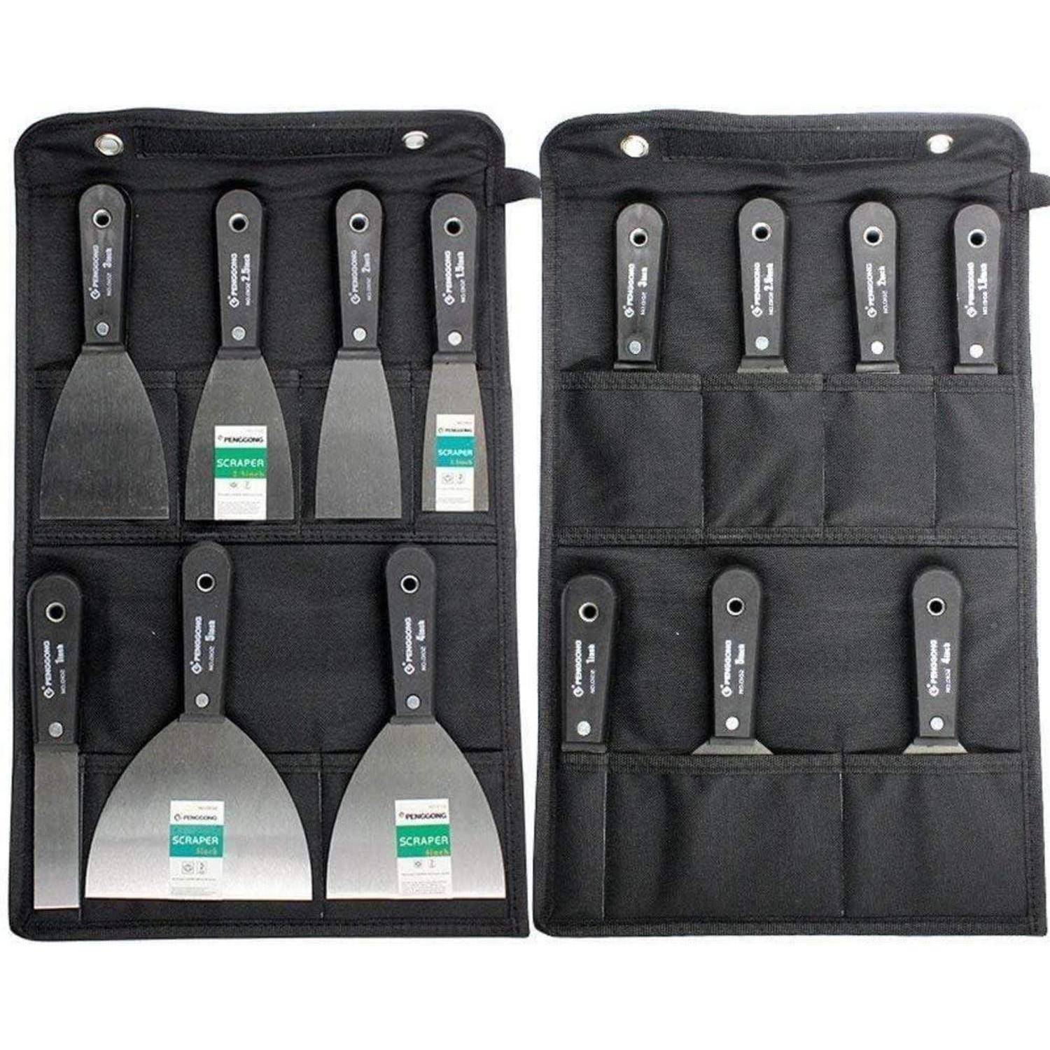 Eine schwarze Werkzeugtasche ist geöffnet und zeigt zwei Sätze Metallschaber mit schwarzen Griffen, die ordentlich in Fächern angeordnet sind. Jeder Satz besteht aus drei verschiedenen Größen.