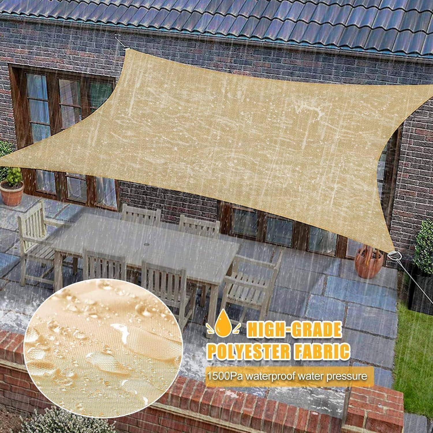 Eine beige wasserdichte Sonnensegel ist über einem Außenbereichspatio mit einem Tisch und Stühlen gespannt. Ein Einschub zeigt Wassertropfen auf dem Stoff.