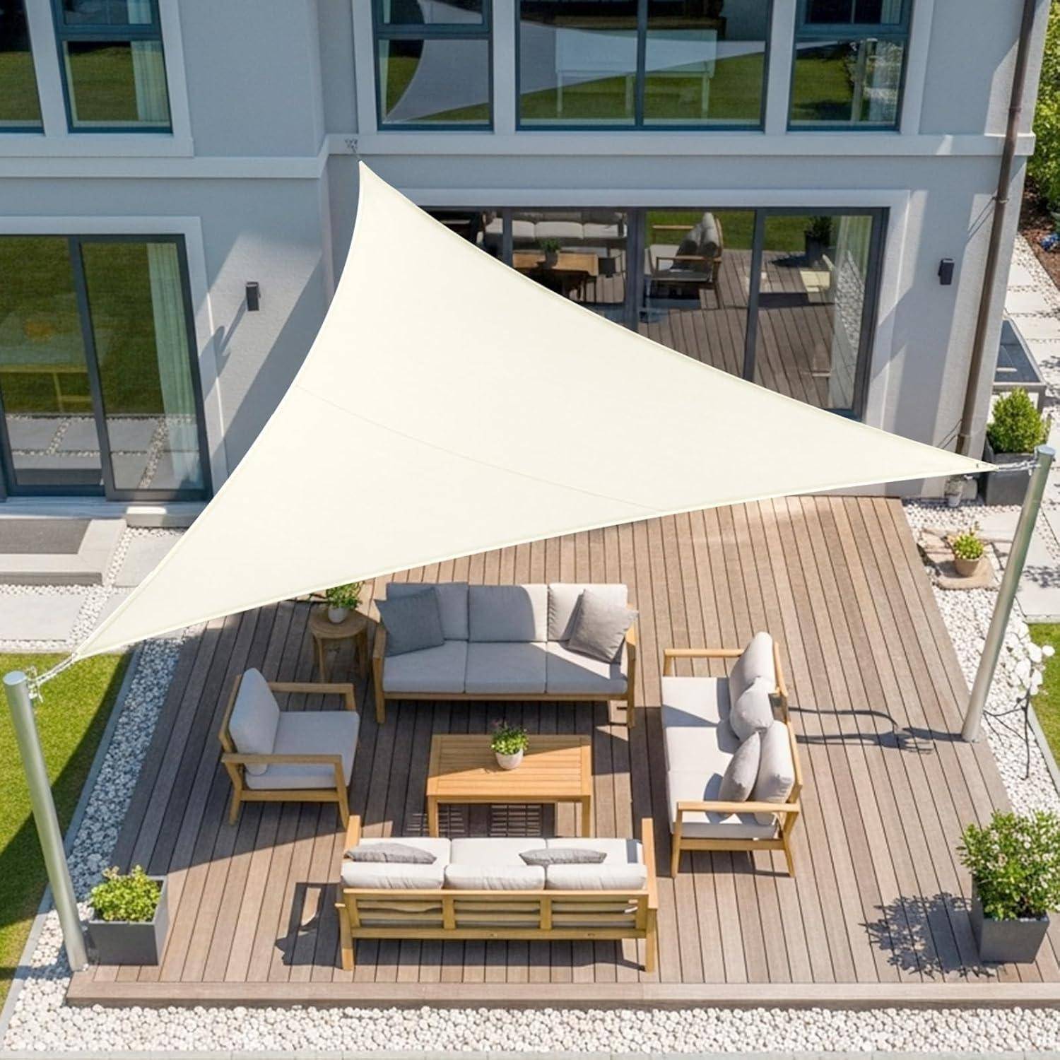 Ein Sonnenschutz-Pavillon überspannt eine Holzterrasse mit einem Tisch und Stühlen, die sich in einem Hinterhof neben einem modernen zweistöckigen Haus mit großen Fenstern befinden.