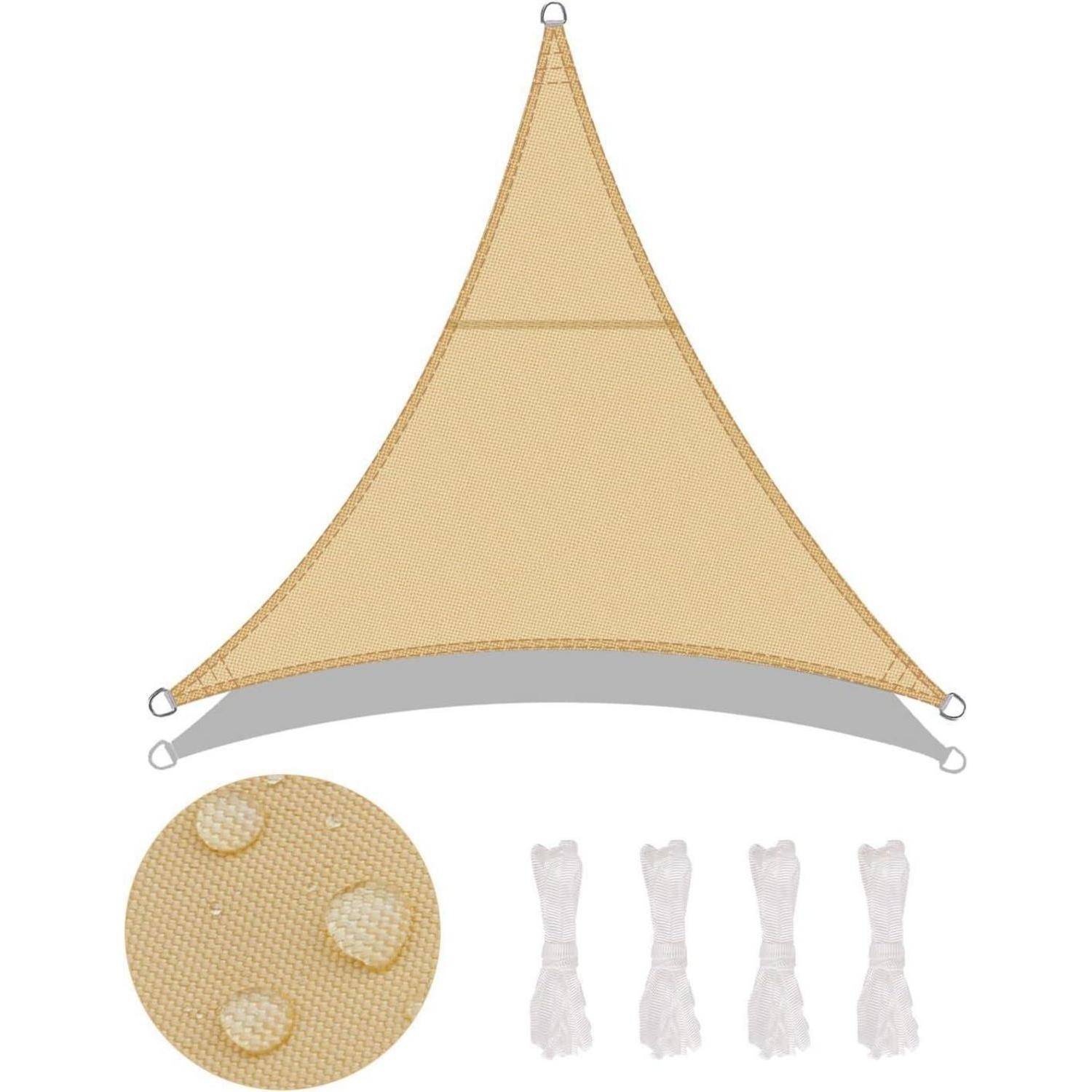 Eine beige dreieckige Sonnensegel aus wasserabweisendem Stoff wird gezeigt, zusammen mit Seilen zur Installation.