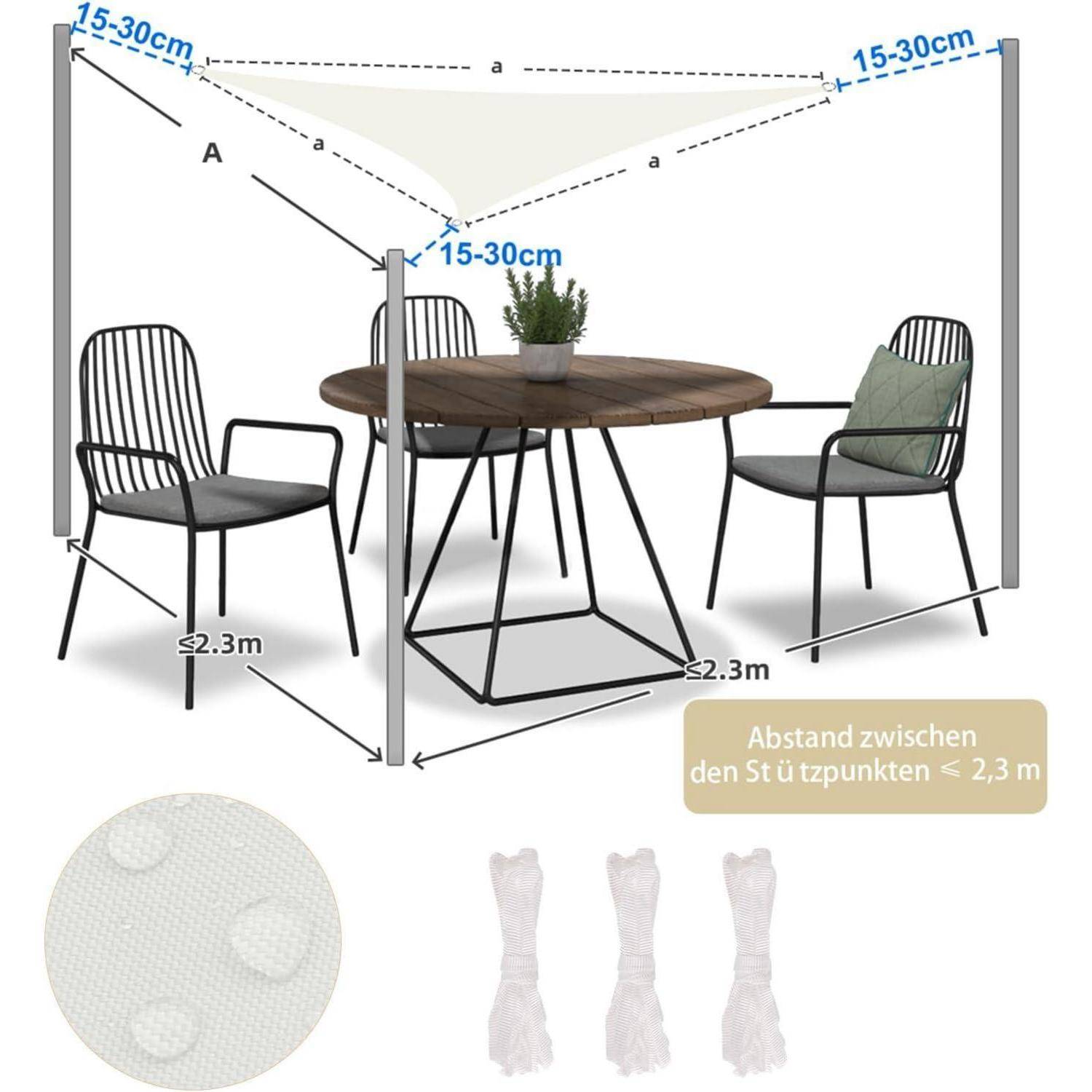 Terrassenset mit einem Holztisch und vier Stühlen unter einem dreieckigen Sonnenschutz. Abmessungen und Abstände zwischen Stangen und Möbeln sind beschriftet.