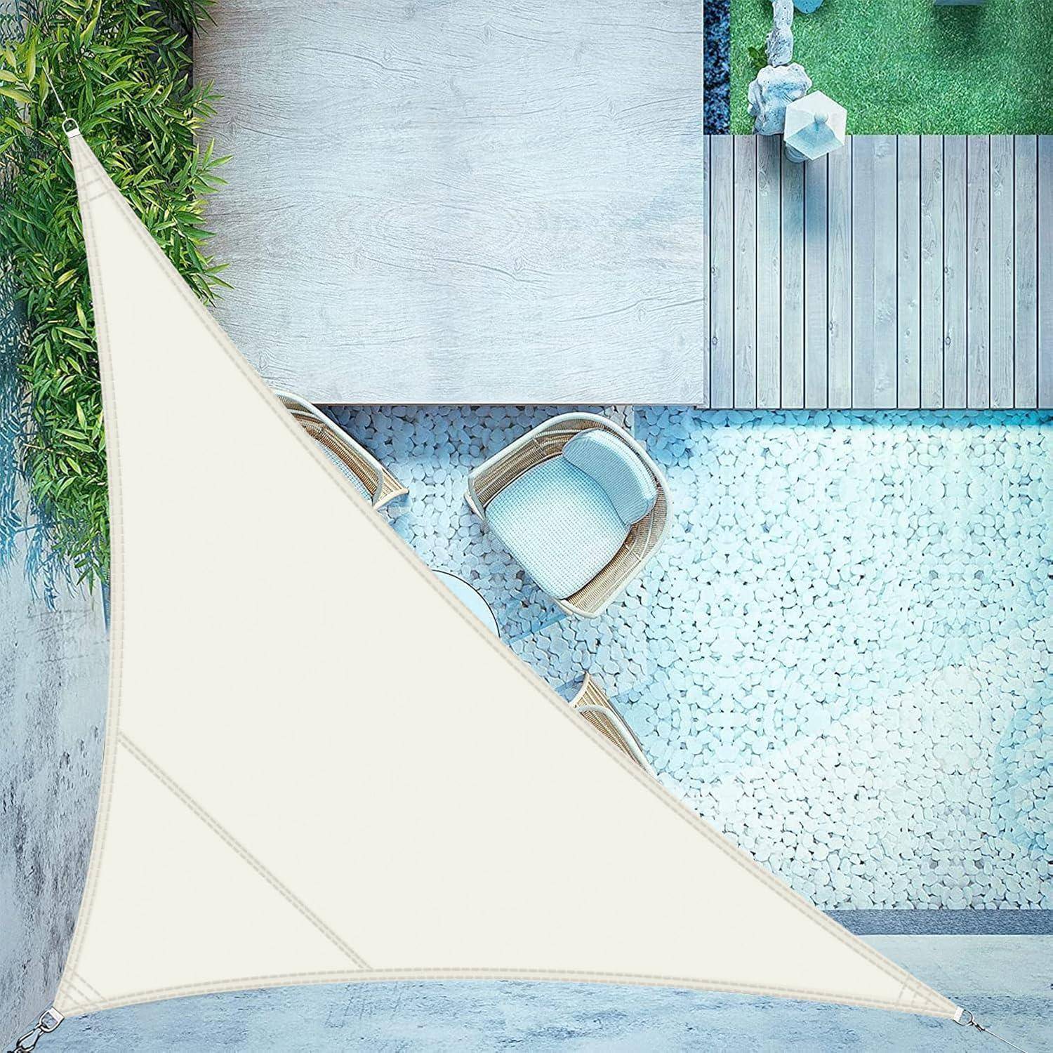Luftaufnahme einer modernen Terrasse im Freien mit dreieckiger weißer Sonnensegel, Holzterrasse, zwei Stühlen und einem Pool, umgeben von üppigem Grün.