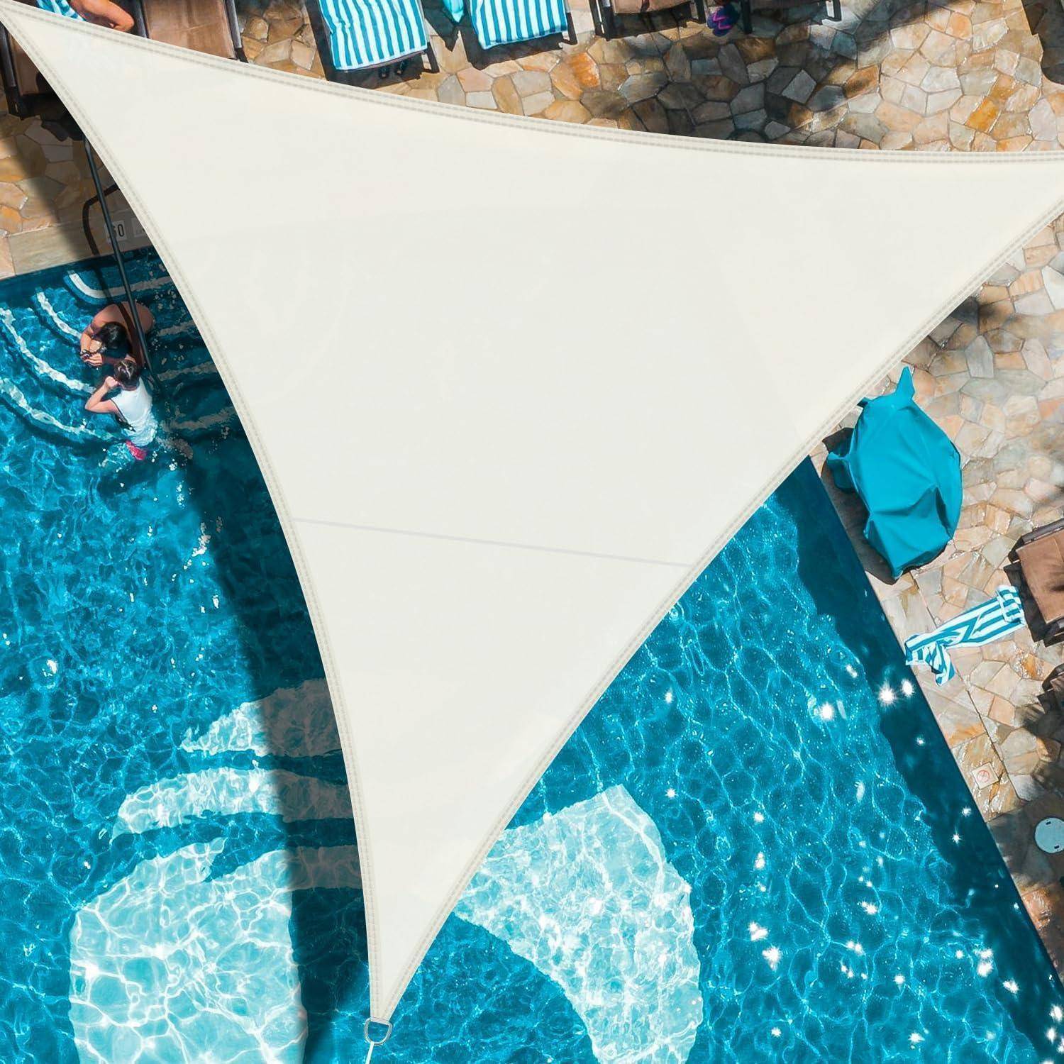 Draufsicht eines Sonnenschirms über einem Swimmingpool, mit einer Person, die auf einem Schwimmreifen entspannt, und Liegestühlen in der Nähe.