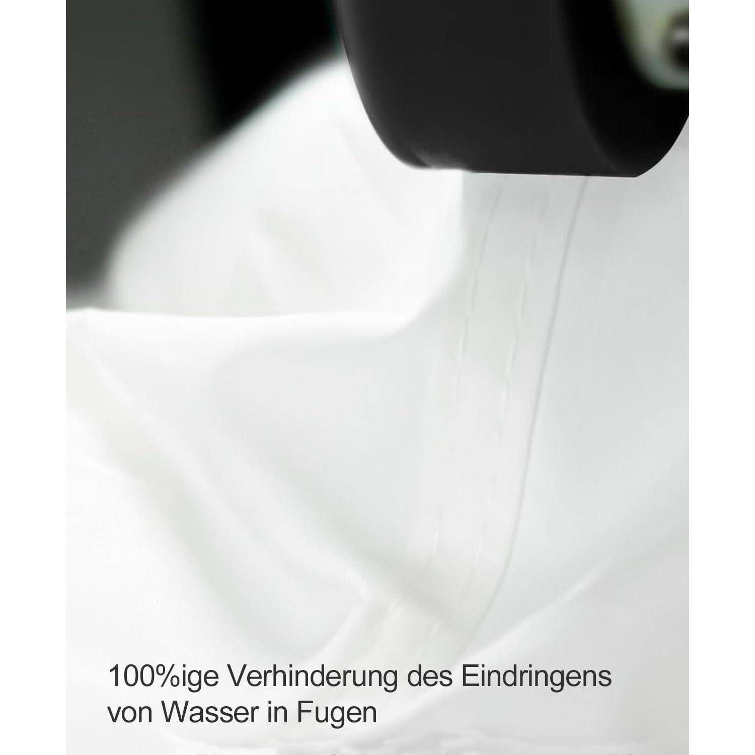 Detailaufnahme einer weißen Naht auf Stoff mit dem deutschen Text '100%ige Verhinderung des Eindringens von Wasser in Fugen