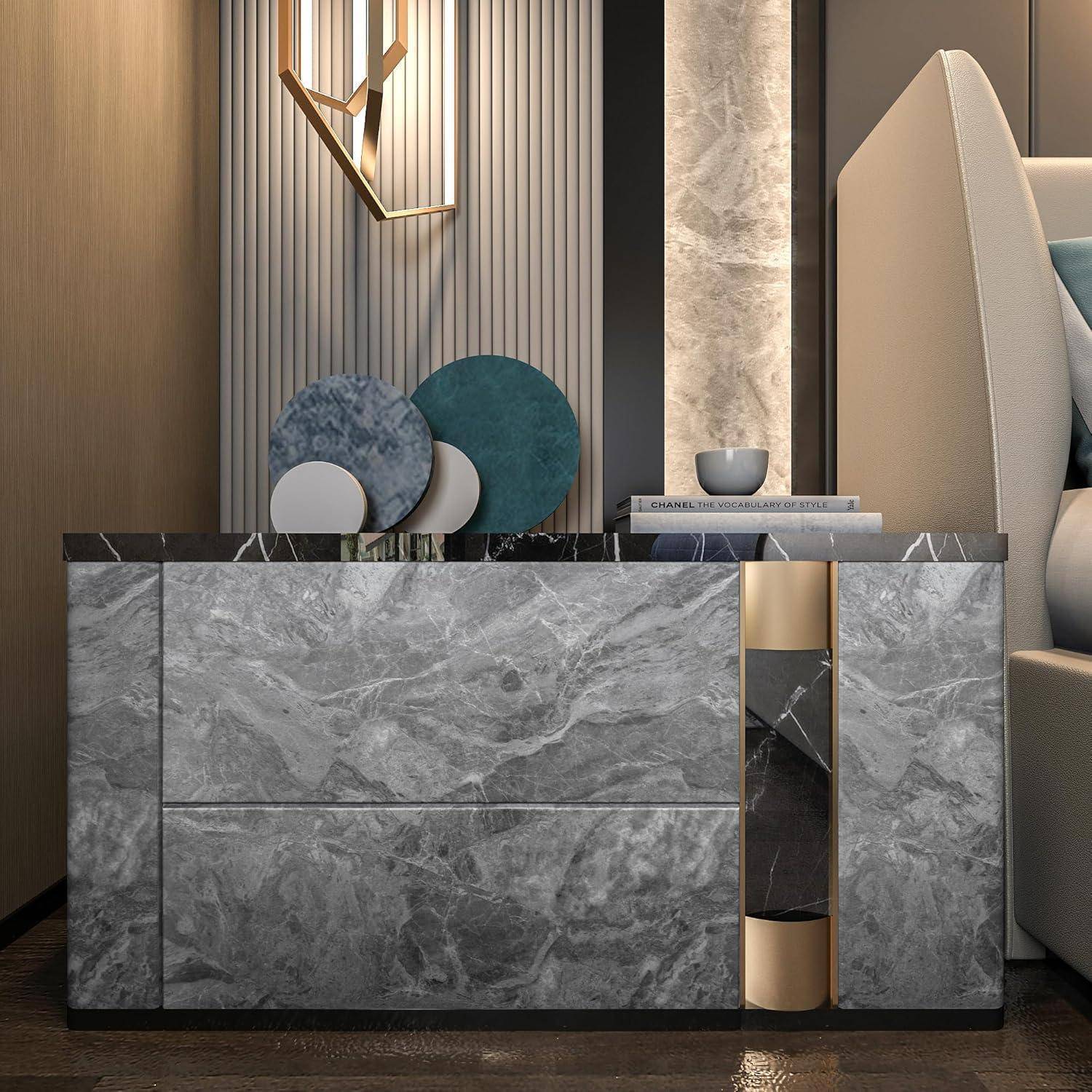 Moderner Wohnraum mit einem Sideboard in Marmorausführung, geometrischer Wandkunst und weicher Ambientebeleuchtung, der eine anspruchsvolle Atmosphäre schafft.