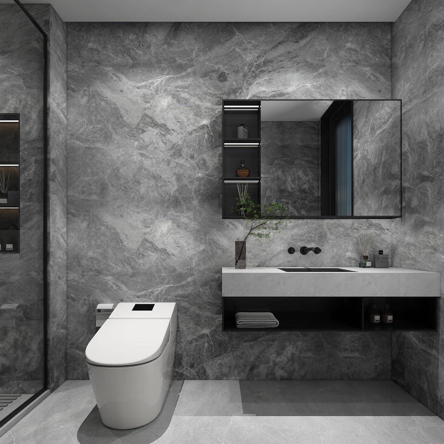 Modernes Badezimmer mit grauen Marmorwänden und -boden, einer eleganten Toilette, einem großen Spiegel und einem schwebenden Waschtisch mit Regalen und einer Topfpflanze.