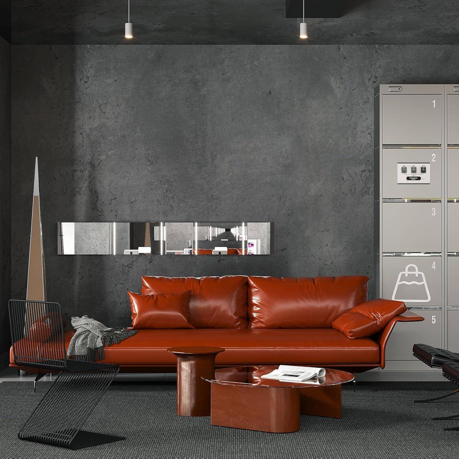 Ein modernes Wohnzimmer mit einem schlanken roten Sofa, zwei schwarzen Stühlen, einem Holzkaffeetisch und geschichteter Wandkunst. Im Hintergrund befinden sich Spinde.