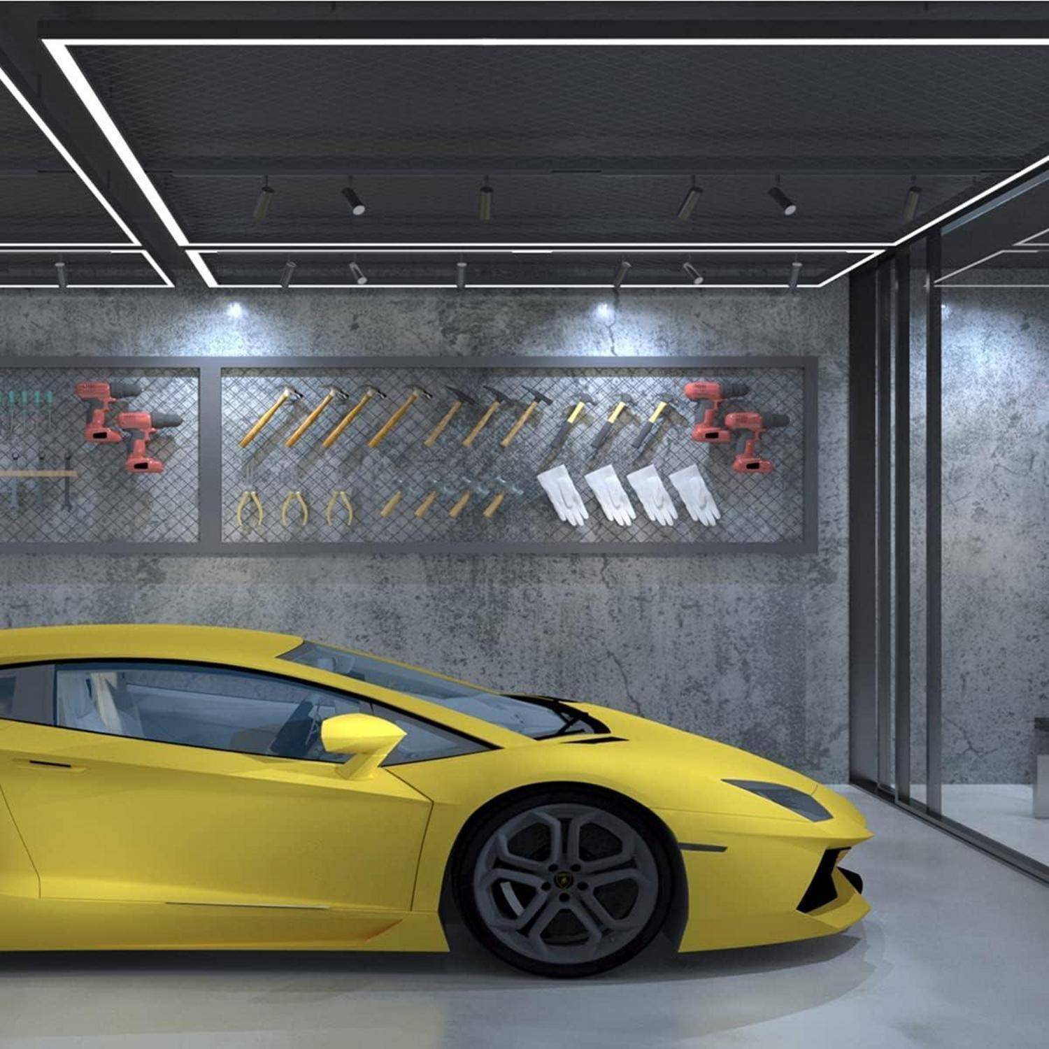 Ein gelber Sportwagen, der in einer modernen Garage geparkt ist, mit Werkzeugen, die an der Wand im Hintergrund hängen. Die Umgebung wirkt schlicht und industriell.