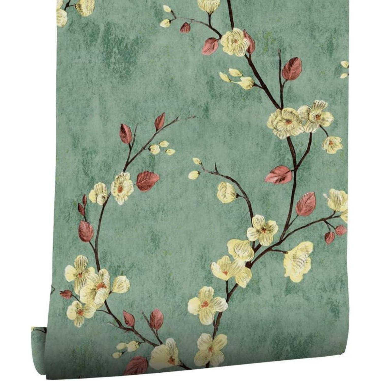 Eine Tapetenbahn mit einem Blumendesign, das gelbe Blüten und rote Blätter auf eleganten, geschwungenen Zweigen vor einem grünen Hintergrund zeigt.