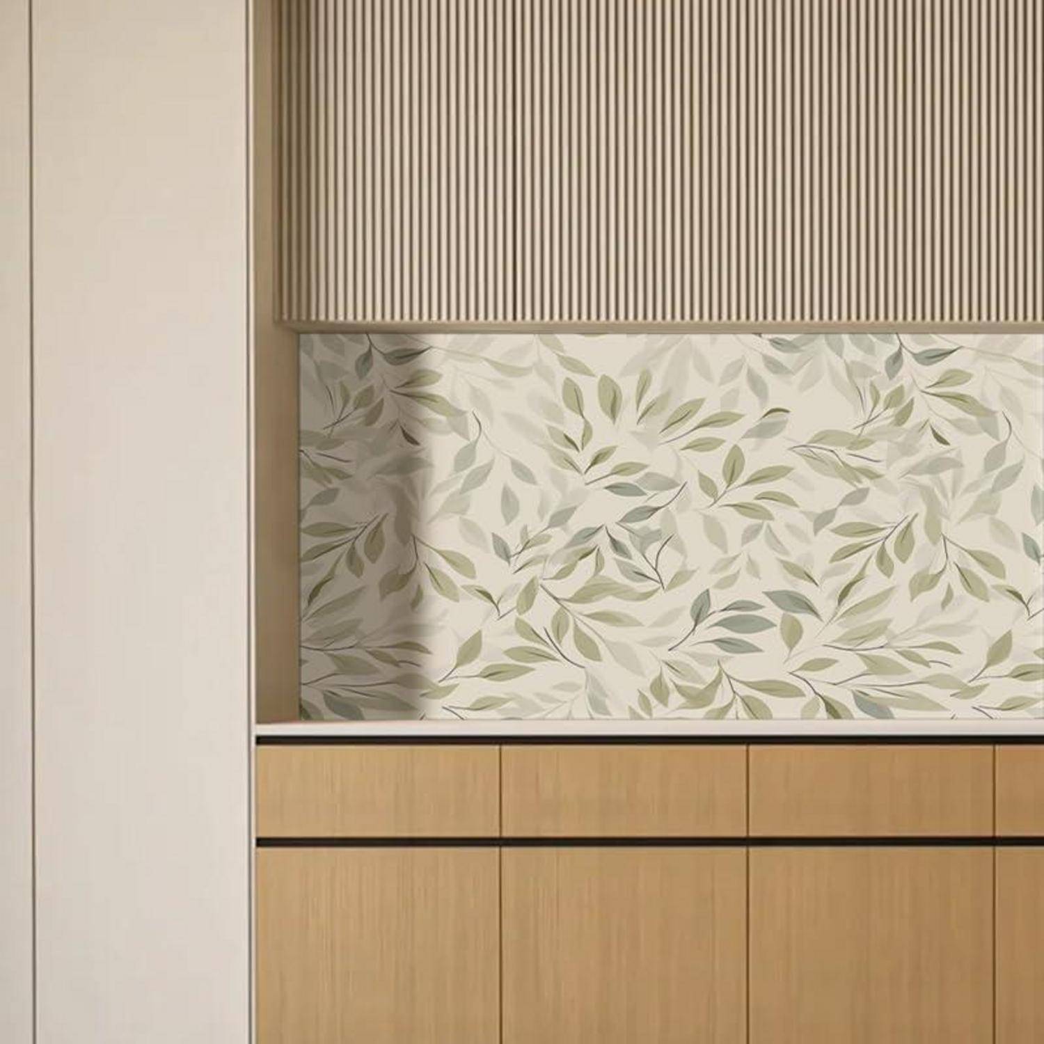Holzschränke mit einer floralen Blattmuster-Rückwand und vertikalen gestreiften Paneelen darüber, die ein natürliches und modernes Küchendesign schaffen.