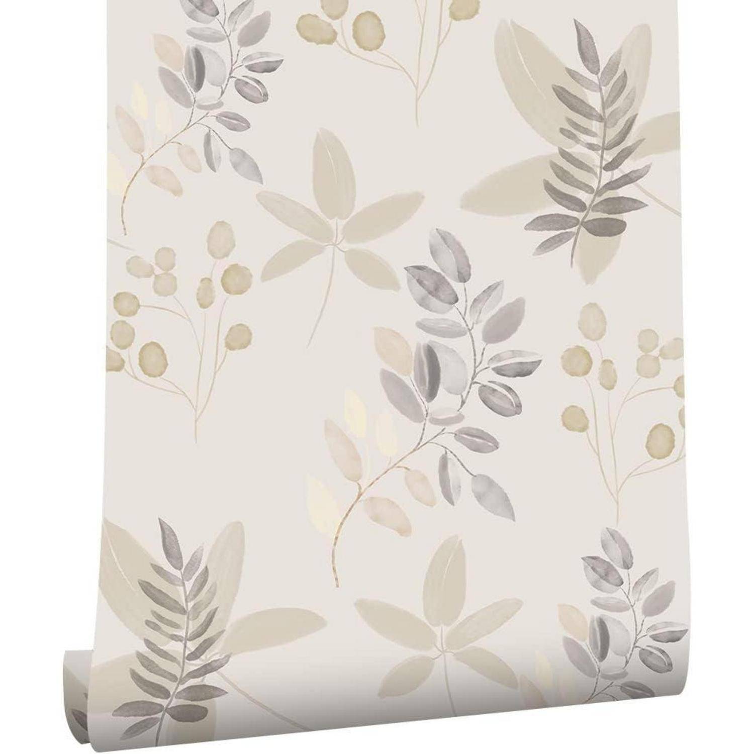 Tapete auf einer Rolle mit beigem Hintergrund, die ein Muster aus grauen und beigen Blättern und Beeren zeigt und ein subtiles und elegantes Design kreiert.