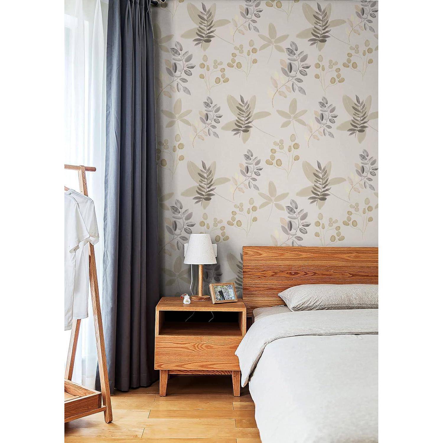 Ein ordentlich eingerichtetes Schlafzimmer mit Blumentapete, einem Holzbett und einem Nachttisch. Eine Tischlampe und ein Fotorahmen liegen auf dem Nachttisch.