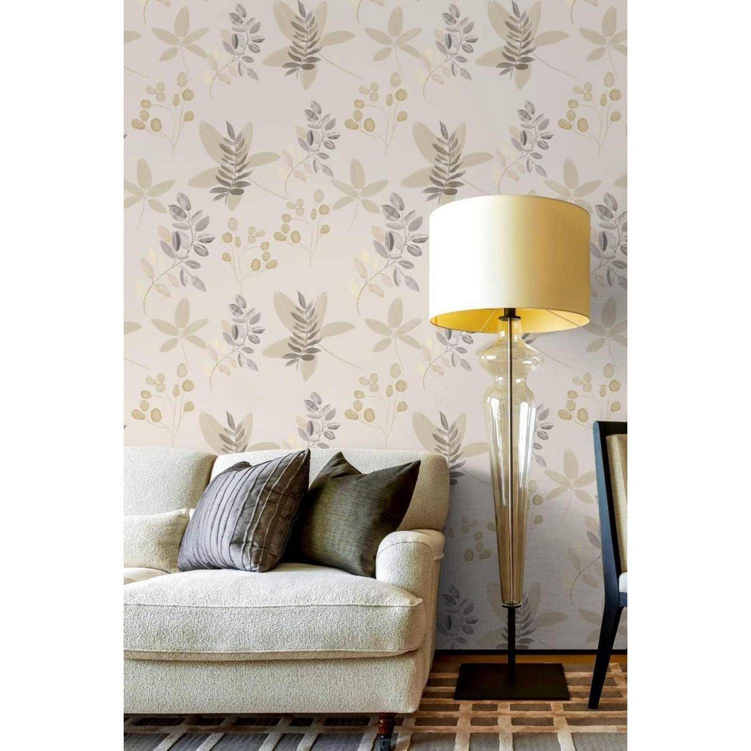 Eine gemütliche Ecke im Wohnzimmer mit einem beigen Sofa, dekorativen Kissen und einer hohen Stehlampe. Die Tapete hat ein Blattmuster in neutralen Tönen.