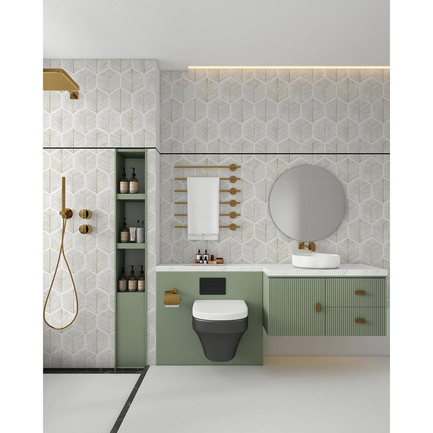 Modernes Badezimmer mit geometrischen Fliesen, goldenen Duscharmaturen, rundem Spiegel und grüner Schrankeinrichtung. Minimalistisches weißes Waschbecken und Toilette.