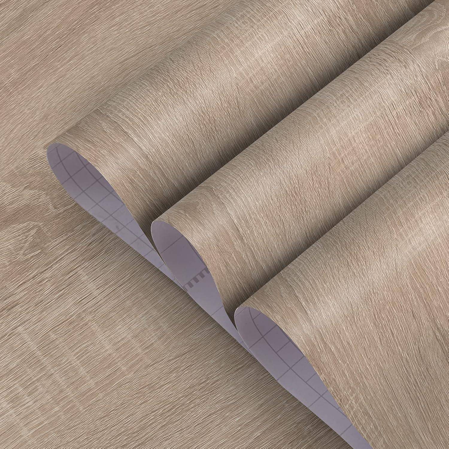 Eine Rolle holzmaseriertes, selbstklebendes Kontaktpapier mit einem realistischen Eichendesign, teilweise auf einer ebenen Oberfläche entrollt.