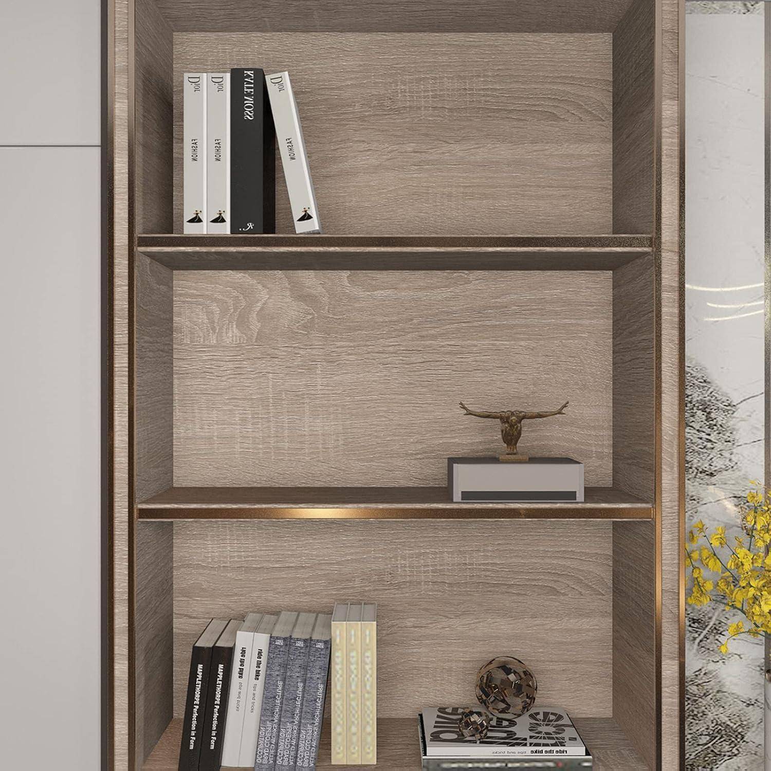 Ein minimalistisches Holz-Bücherregal mit drei Regalen. Im oberen Regal stehen zwei Bücher; im mittleren Regal steht eine kleine braune Skulptur; im unteren Regal befinden sich fünf Bücher und ein Dekorationselement auf der rechten Seite.