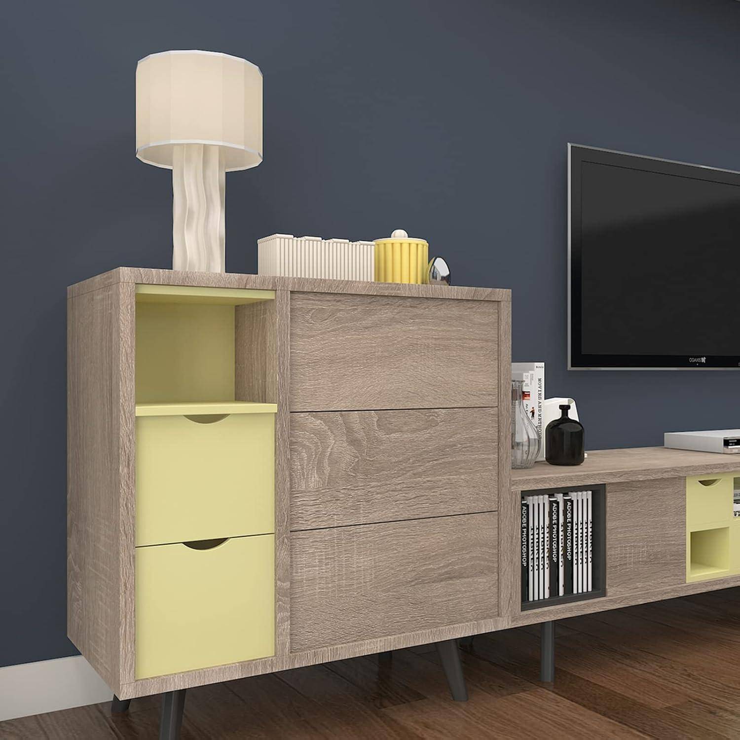 Eine moderne Wohnzimmerecke mit einem Holzschrank mit gelben Akzenten und einer Lampe darauf, neben einem montierten Flachbild-Fernseher.