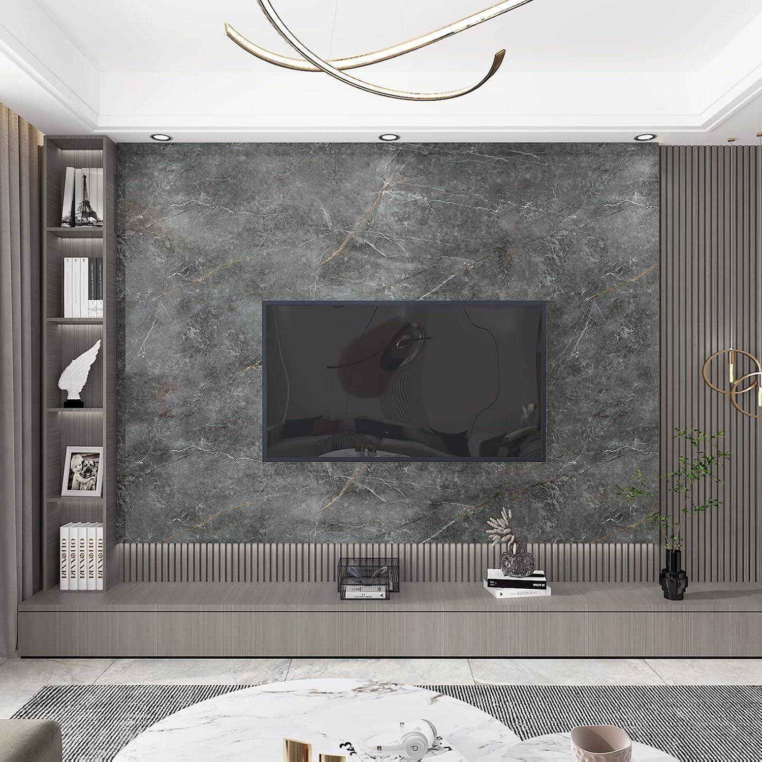 Ein modernes Wohnzimmer mit einem großen, an der Wand montierten Fernseher an einer Marmorwand, umgeben von Regalen mit Büchern und dekorativen Gegenständen, und einer geschwungenen Lichtanlage darüber.