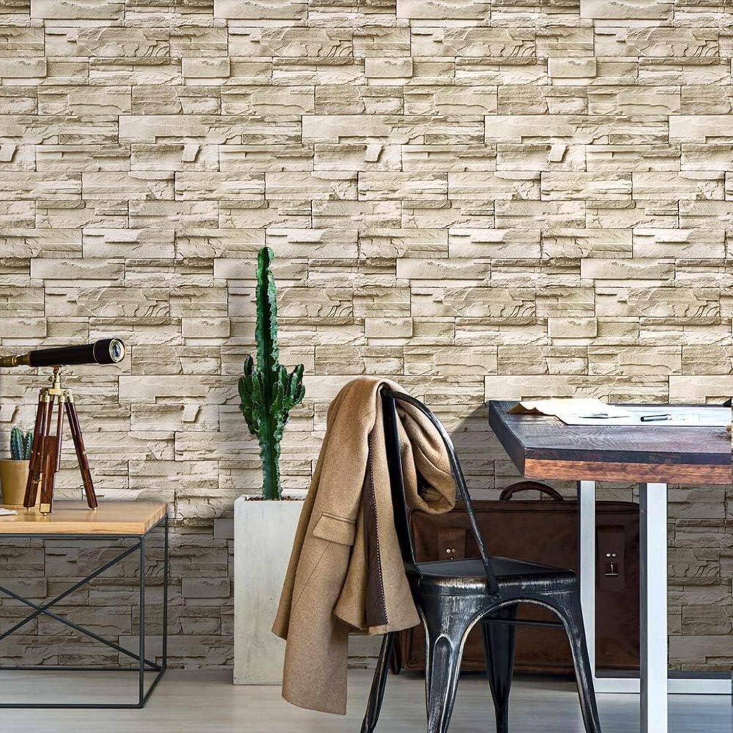 Eine gemütliche Arbeitsecke präsentiert eine Wand mit Steinstruktur, einen Tisch mit einem Teleskop, einer Kaktee und einem Mantel, der über einen Stuhl gehängt ist, wodurch eine entspannte Atmosphäre entsteht.