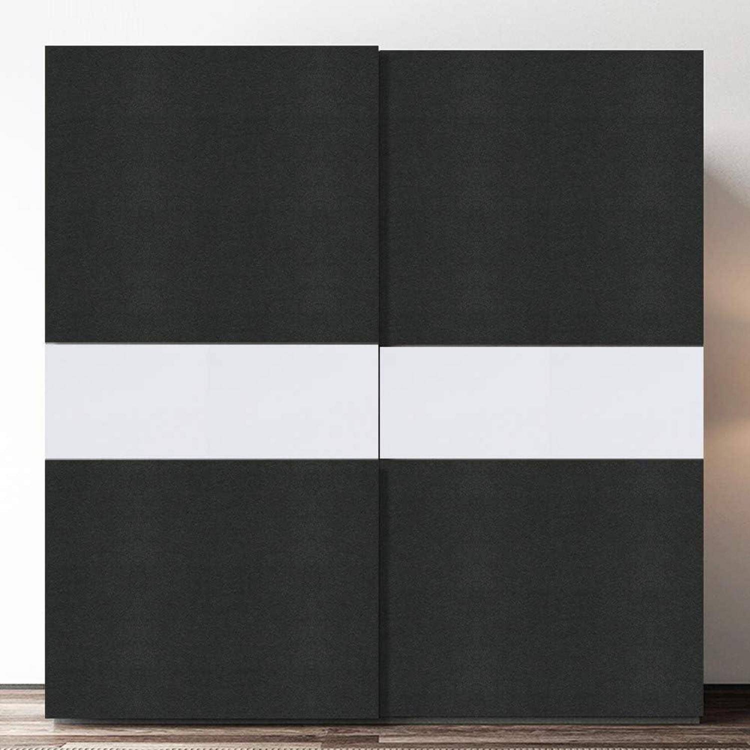 Ein schlanker, moderner Kleiderschrank mit minimalistischem Design weist einen zentralen weißen horizontalen Streifen auf dunkel matter Türen auf, der auf einem Holzboden steht.