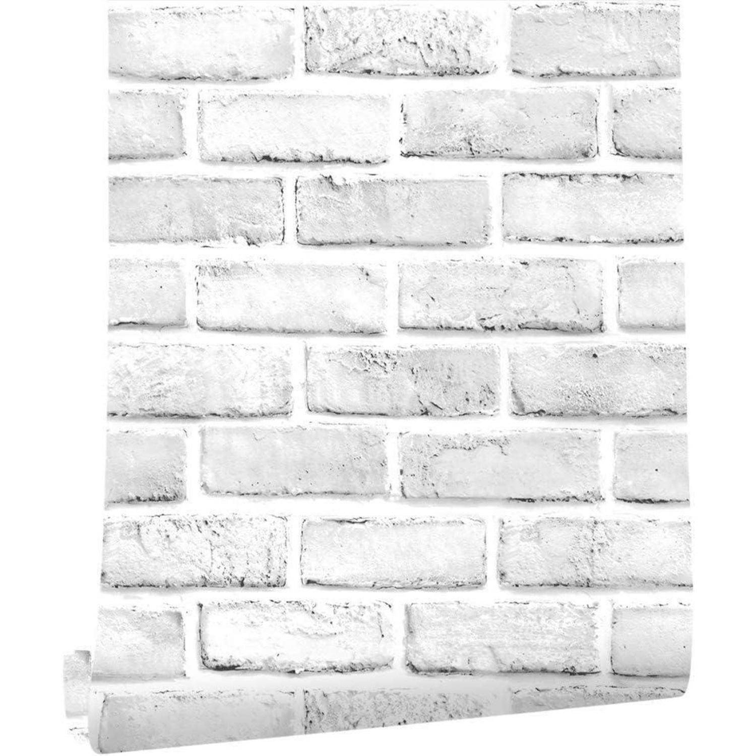 Eine Tapetrolle mit einem weißen Ziegelsteinmuster, die realistische, strukturierte Ziegel mit Tonvariationen zeigt und einen klassischen Look kreiert.