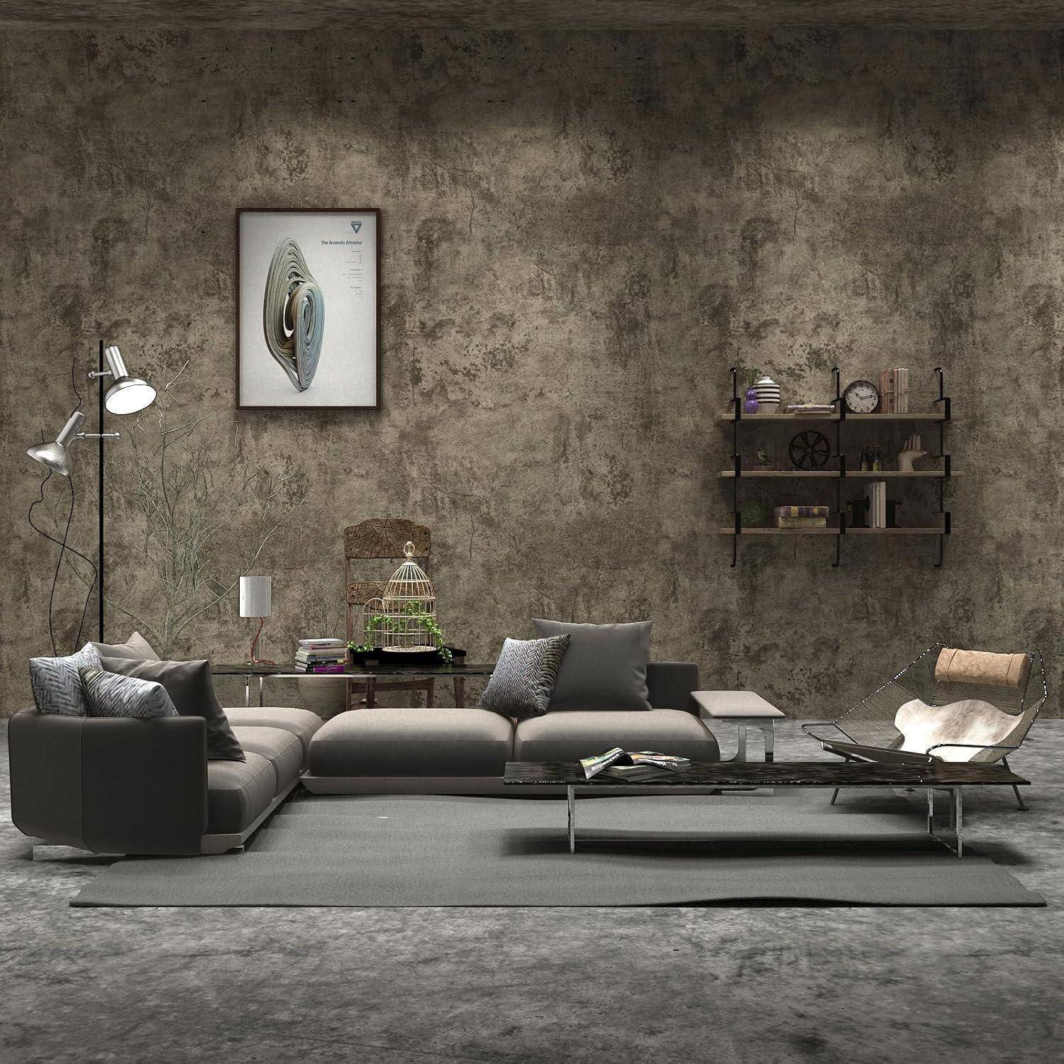Ein modernes Wohnzimmer mit einem grauen Sofa, einem Couchtisch und dekorativen Gegenständen auf Regalen. Ein gerahmtes abstraktes Kunstwerk hängt an der Wand.