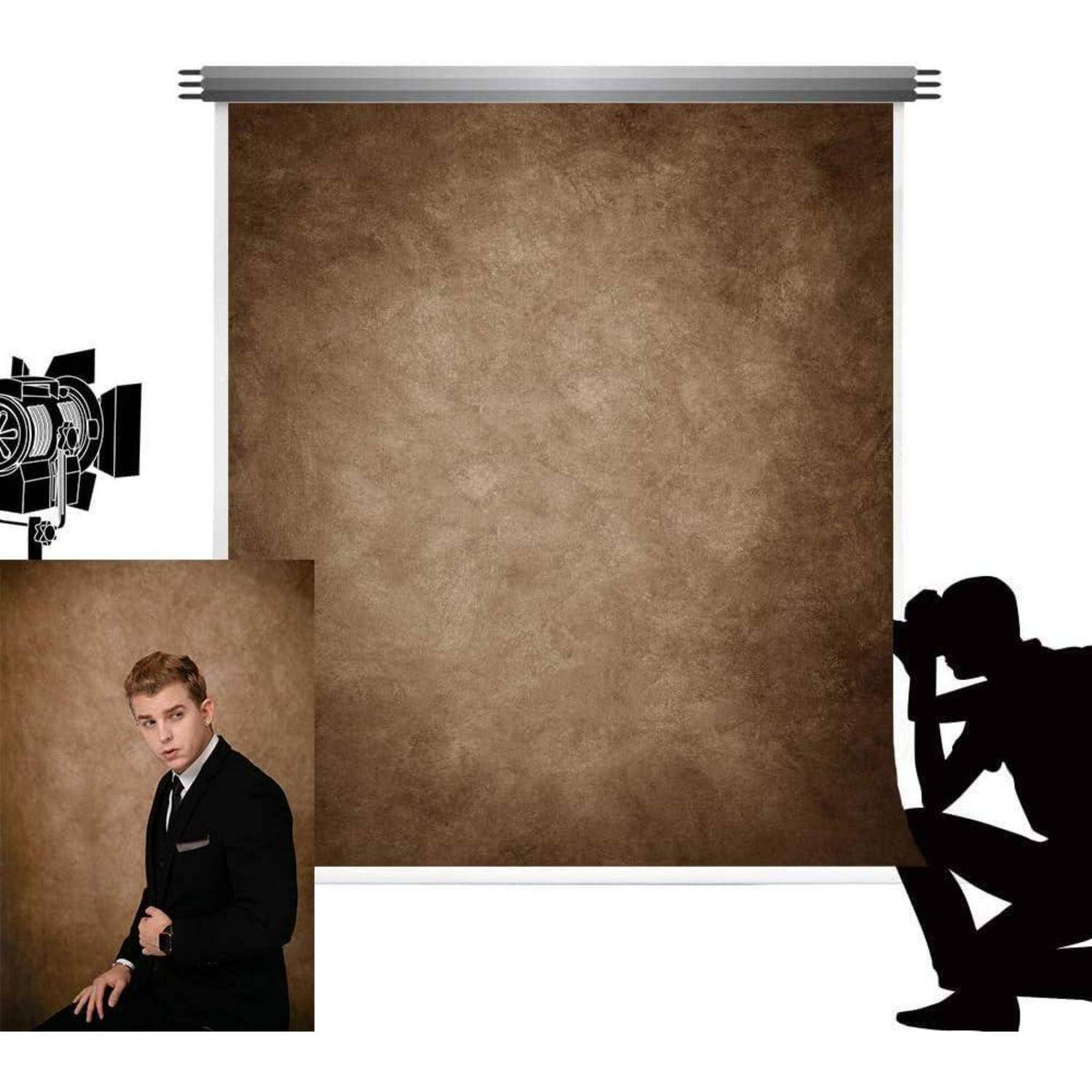 Ein brauner Hintergrund mit einer arrangierten Fotosession-Anordnung. Eine Fotografen-Silhouette richtet die Kamera ein. Ein kleineres Porträt zeigt eine posierende Person.