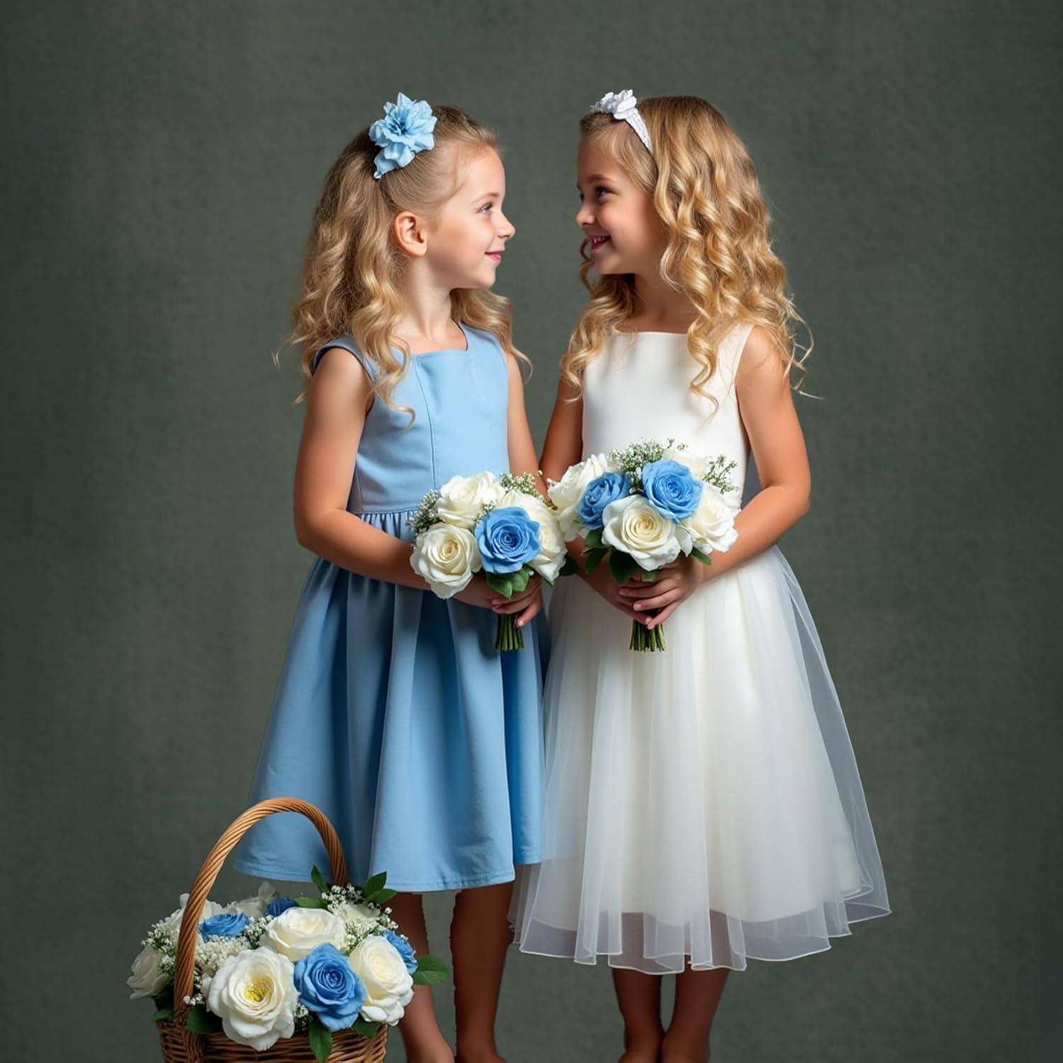 Zwei junge Mädchen mit langen lockigen Haaren, gekleidet in ein blaues und ein weißes Kleid, lächeln einander zu, während sie Blumensträuße in Blau und Weiß halten.