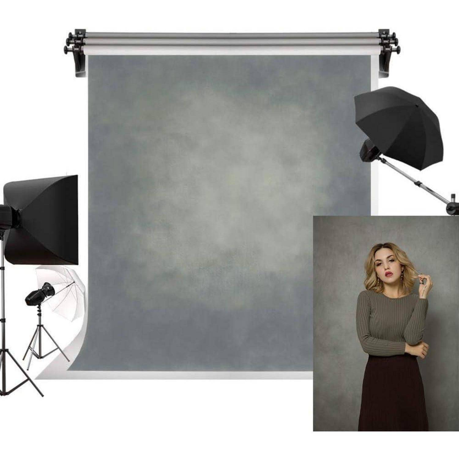 Eine Frau posiert vor einem grauen Hintergrund in einem Fotostudio-Setting mit Beleuchtungsausrüstung auf beiden Seiten.