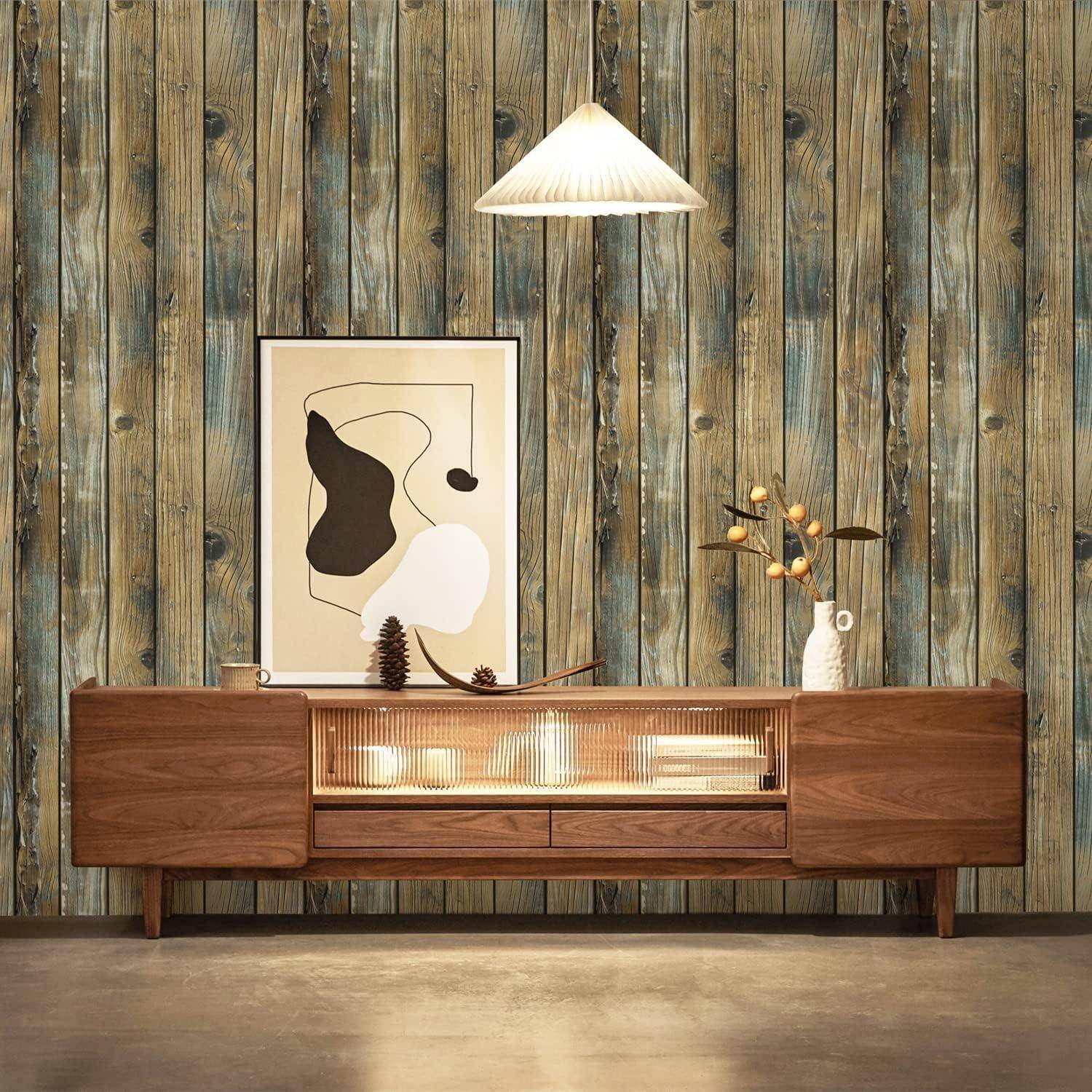Ein Holzsideboard mit einem beleuchteten Regal, einem abstrakten Kunstwerk und einer Vase mit getrockneten Blumen steht vor einer rustikalen Holzvertäfelung.