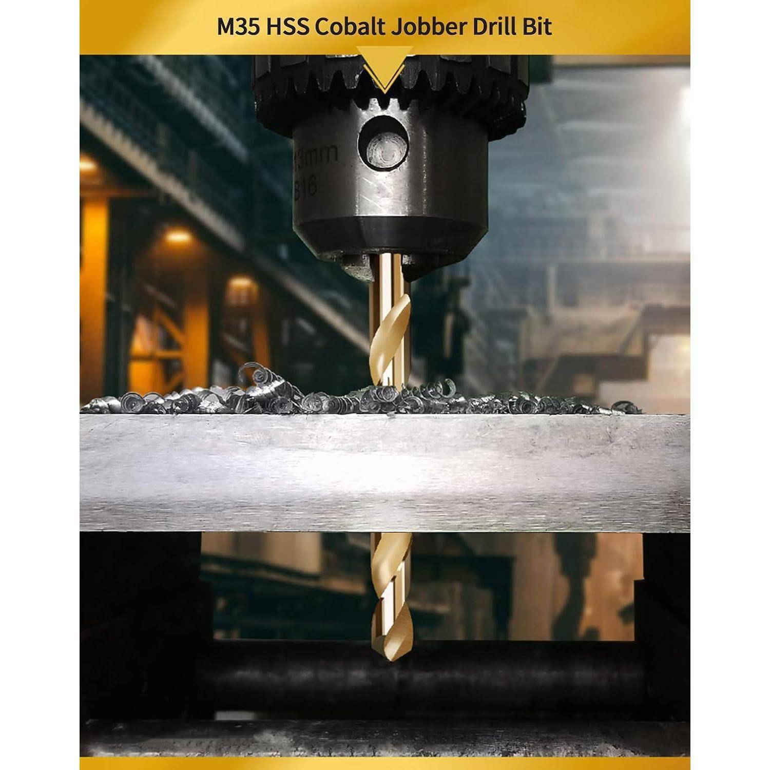 Eine Säulenbohrmaschine mit einem M35 HSS-Kobalt-Spiralbohrer wird gezeigt, wie sie in Metall bohrt, wobei Metallspäne den Bohrer umgeben.