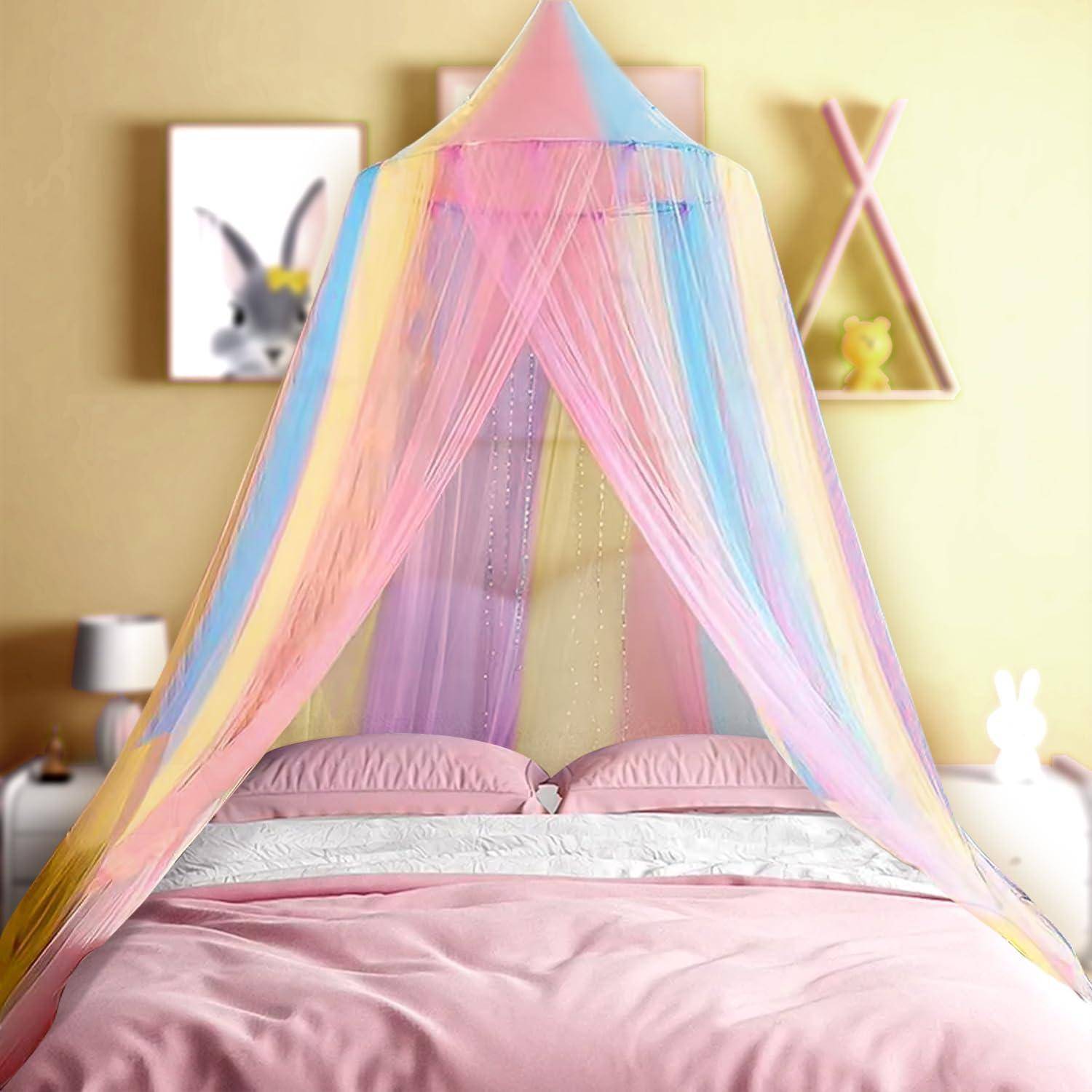 Ein farbenfroher Baldachin in Schattierungen von Rosa, Blau und Gelb hängt über einem Bett mit rosa Bettwäsche und schafft einen verspielten und gemütlichen Raum.