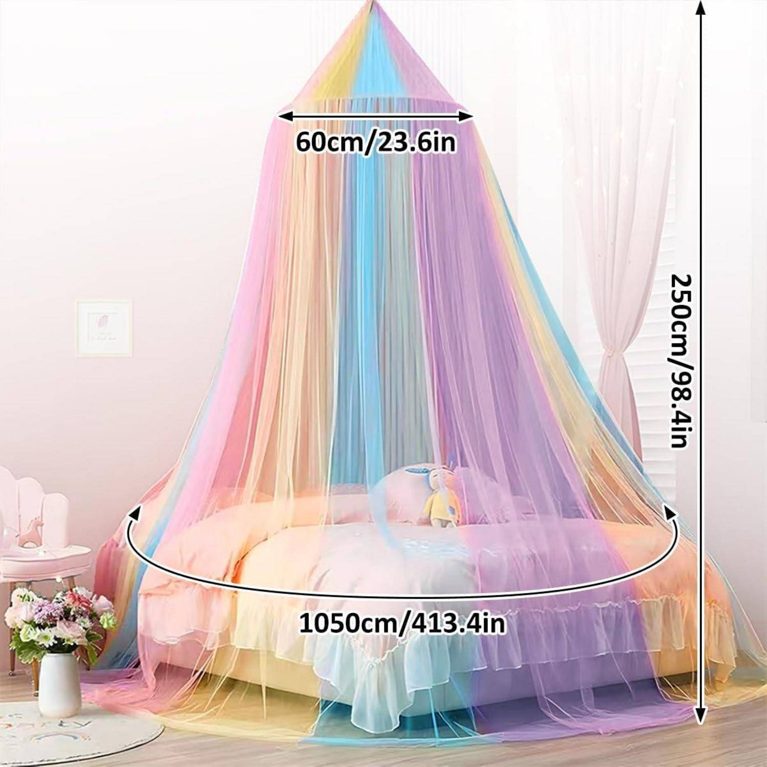Ein Kinderbett mit einem bunten, regenbogenfarbenen Baldachin, der darüber hängt. Abmessungen: 250 cm Höhe, 60 cm obere Breite, 105 cm untere Breite.