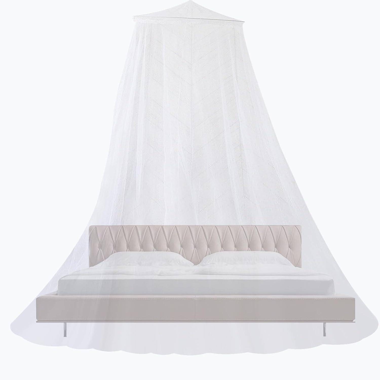 Ein Bett mit einer gepolsterten Kopfseite wird von einem großen, durchscheinenden weißen Baldachin umhüllt, was einen luxuriösen und eleganten Eindruck vermittelt.