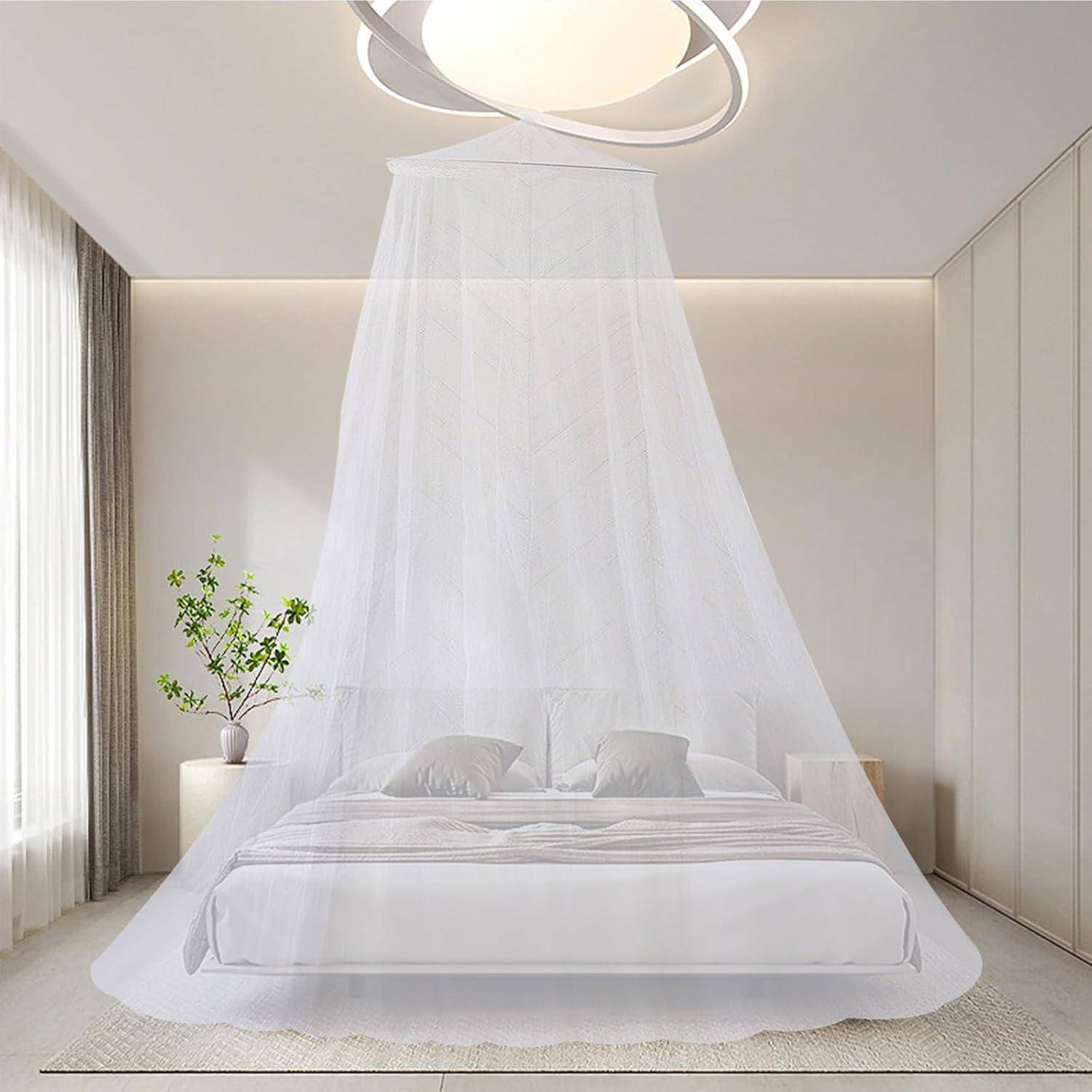 Ein modernes Schlafzimmer mit einem weißen Bettüberbau, der über einem ordentlich gemachten Bett schwebt, mit neutralen Farbtönen und einer Topfpflanze am Fenster.