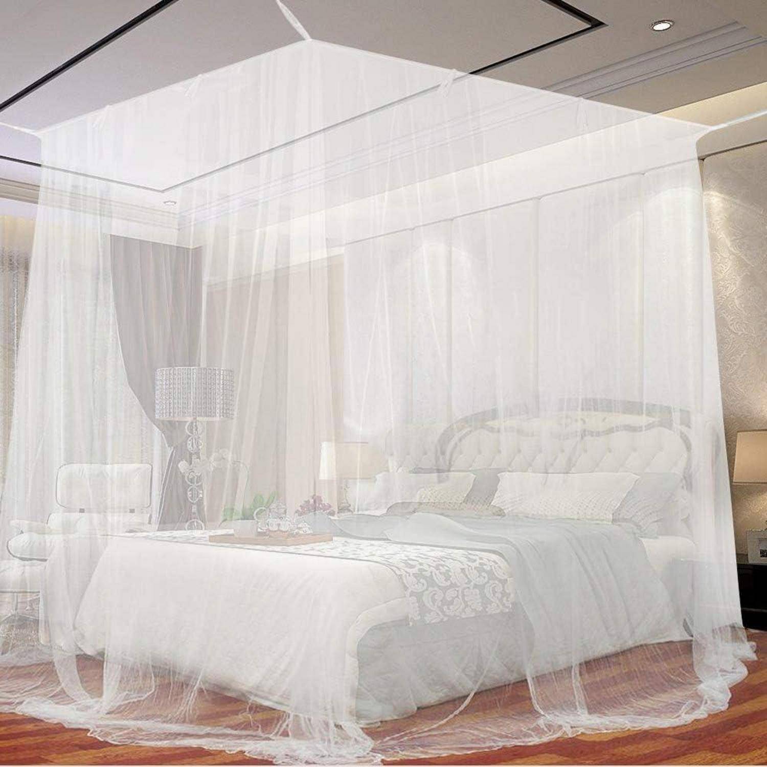 Ein luxuriöses Schlafzimmer mit einem Kingsize-Bett, bezogen mit weißen Leinentüchern und einem eleganten Moskitonetz-Baldachin, eingebettet in ein hell erleuchtetes, modernes Interieur.