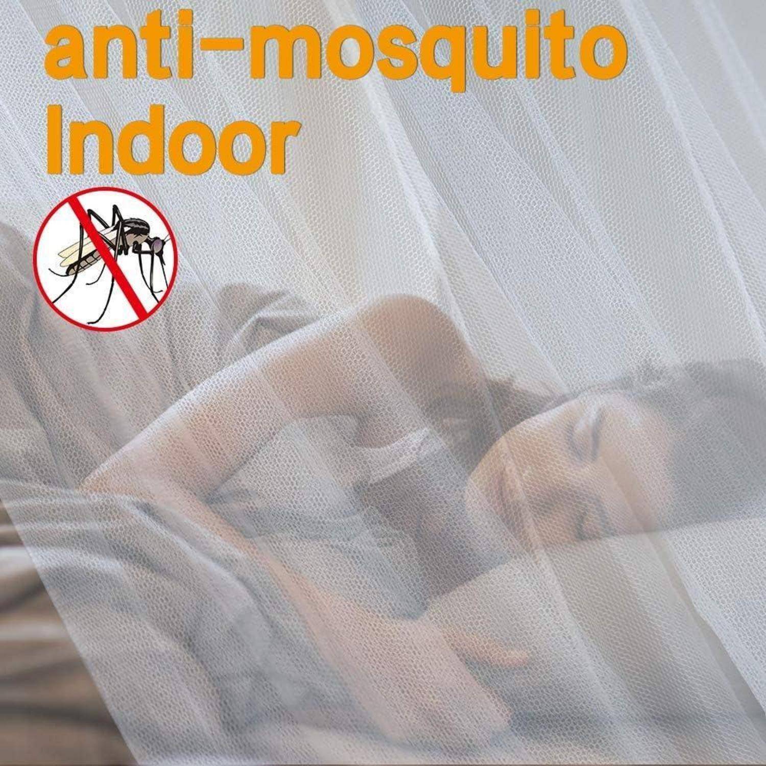 Frau schläft unter einem Netz mit der Aufschrift „Anti-Mücken Indoor
