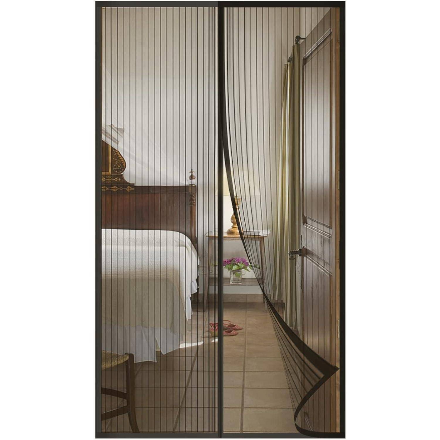 Eine Schlafzimmeransicht mit einem ordentlich gemachten Bett, einem Nachttisch und einer Lampe, die durch eine teilweise geöffnete dunkle Netztür sichtbar sind und einen Innenraum andeuten.