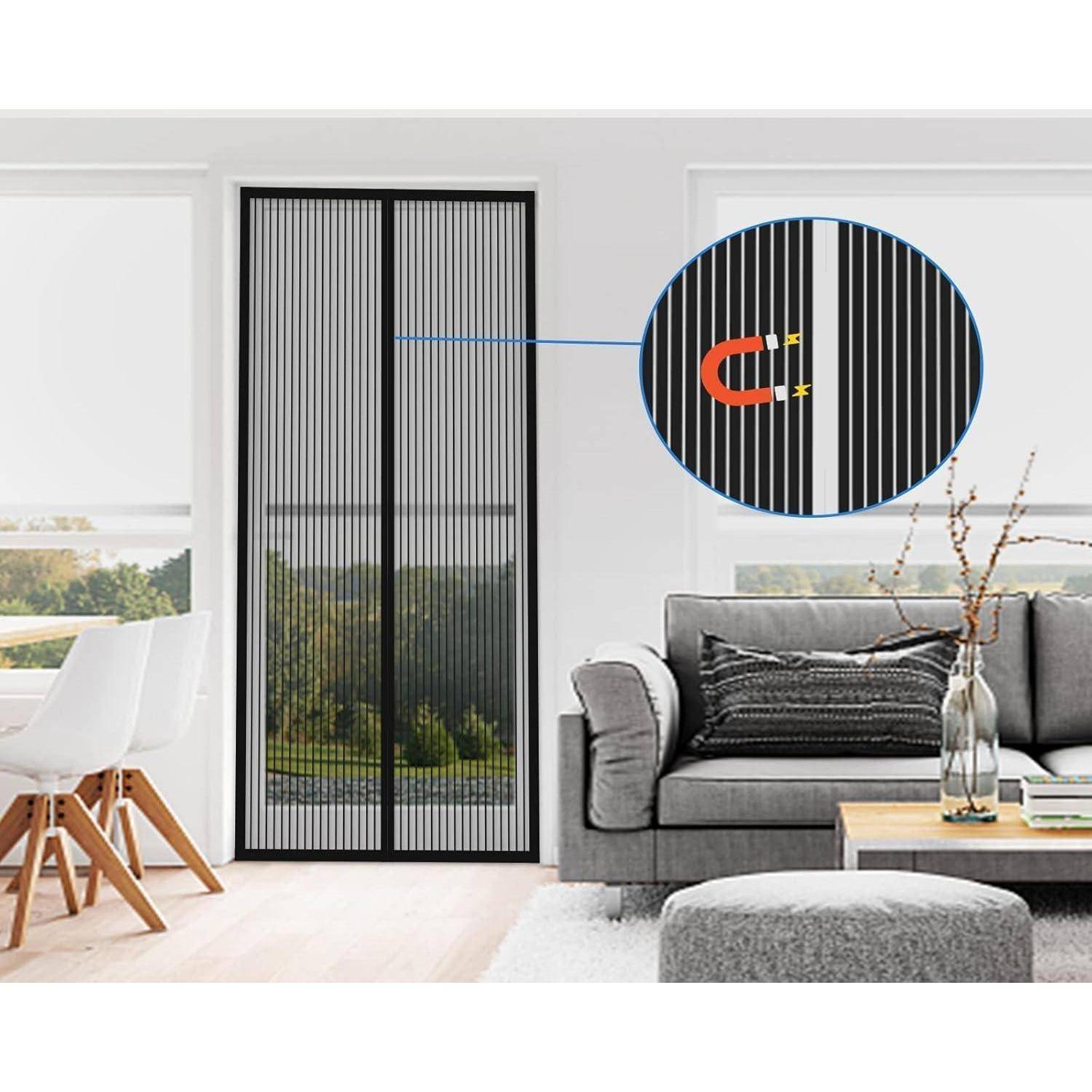 Wohnzimmer mit einem Sofa und einem Tisch; Schiebetür aus Glas mit einem schwarzen Moskitonetz. Detailaufnahme zeigt die magnetische Verschlussfunktion.