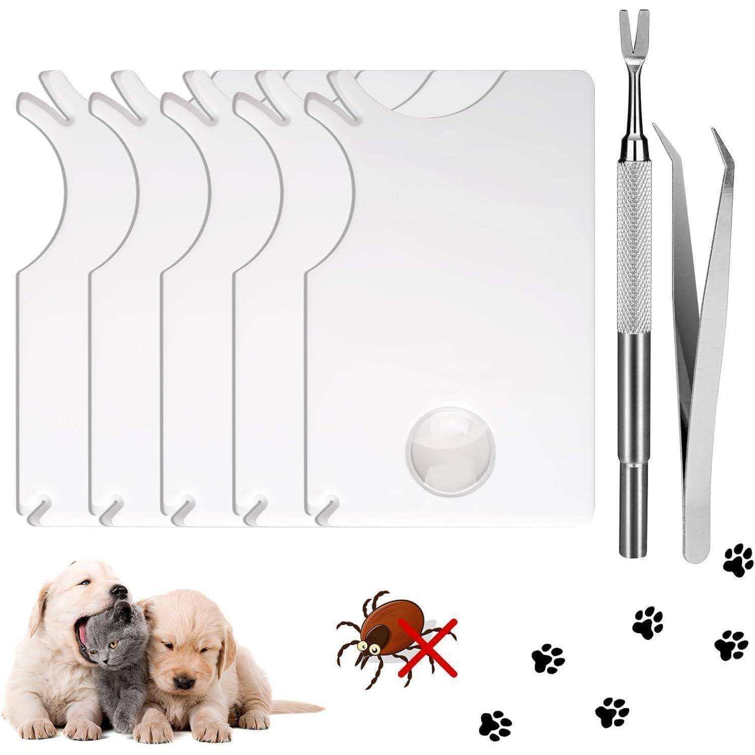 Set zur Zeckenentfernung mit vier Plastik-Zeckenkarten, einem Metallzeckenentferner und einer Pinzette. Darunter eine Illustration, die vor Zecken bei Haustieren warnt.