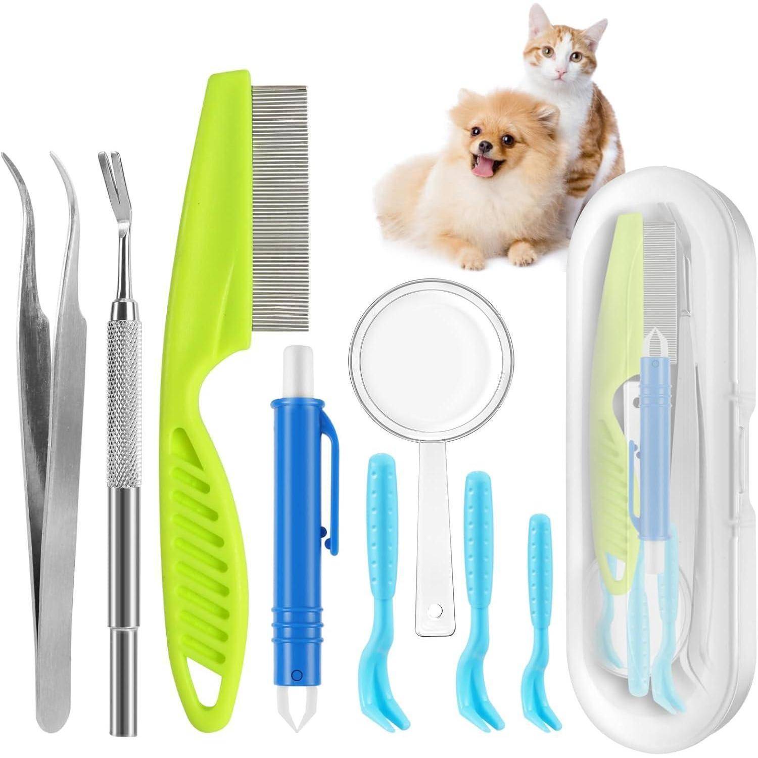 Haustier-Pflegeset mit einer Vielzahl von Kämmen, Pinzetten und einer Lupe, präsentiert neben Bildern eines Hundes und einer Katze.