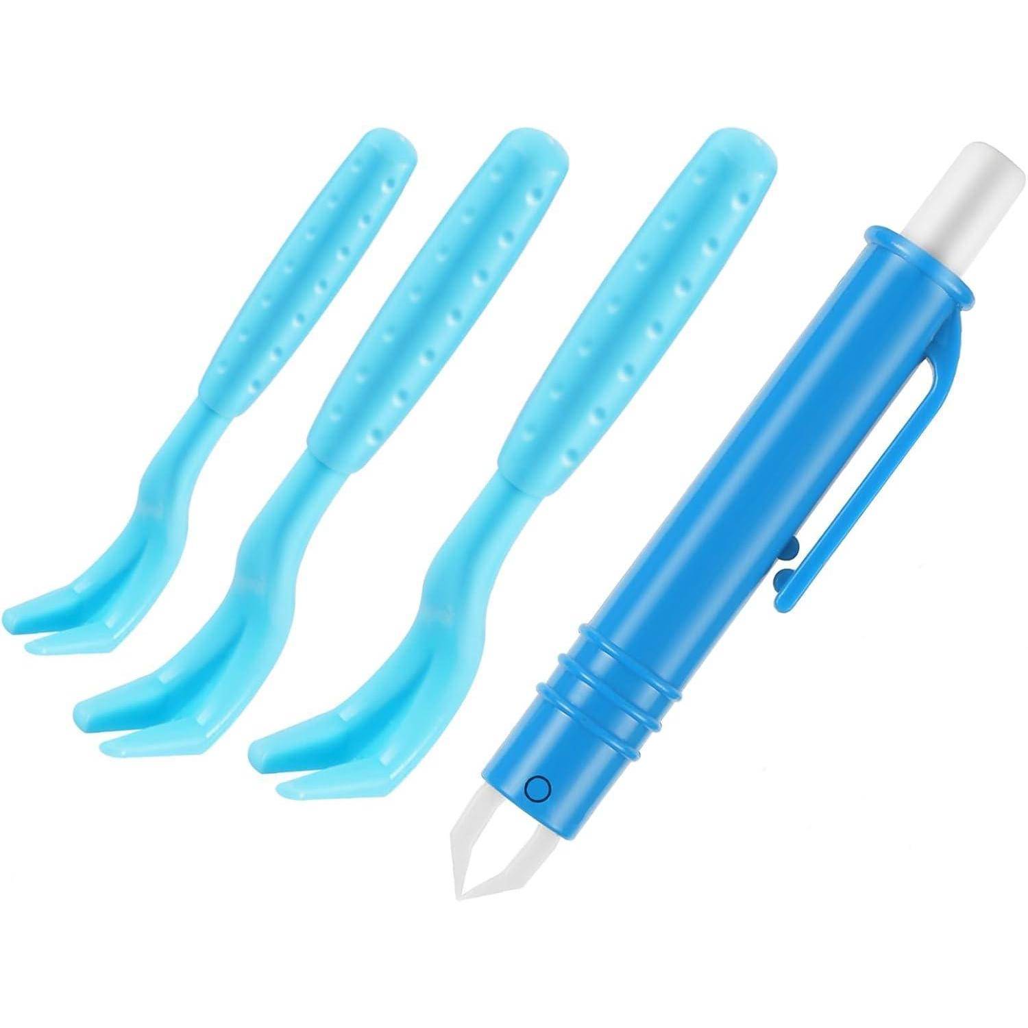 Ein Zeckenzange-Set mit drei Größen von blauen, gabelförmigen Werkzeugen und einem blauen, stiftähnlichen Gerät mit einer weißen Spitze zur Zeckenentfernung.