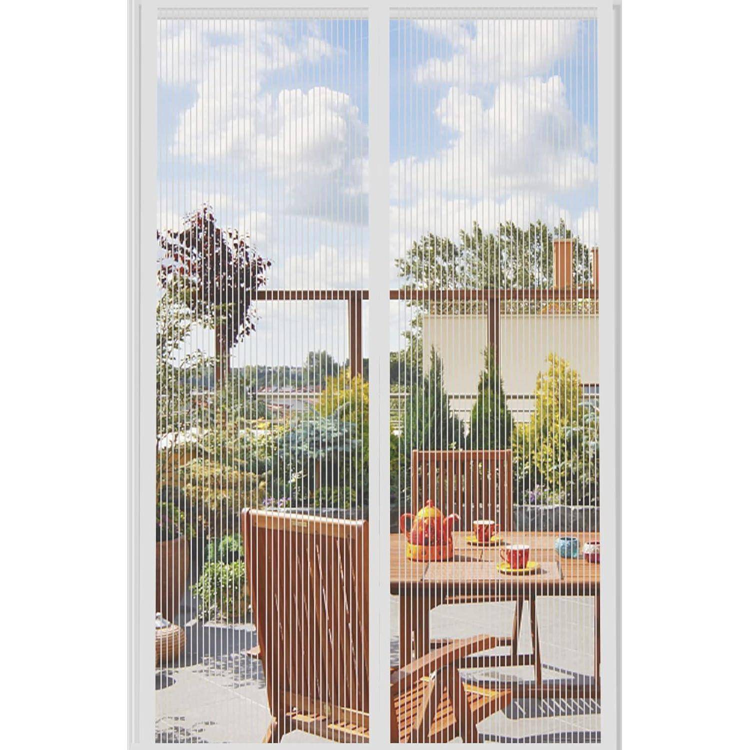Eine Terrasse mit Holzmöbeln, die für eine Mahlzeit gedeckt ist. Obst und ein Krug stehen auf dem Tisch. Bäume und ein Haus sind im Hintergrund zu sehen.