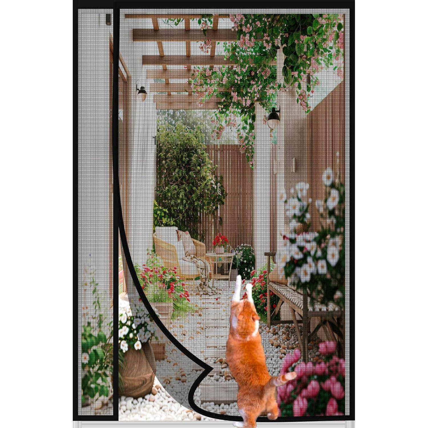 Eine rote Katze verlässt durch eine Fliegengittertür eine üppige Gartenterrasse mit blühenden Pflanzen, Holzstühlen und einem von Ranken überwachsenen Pergola.