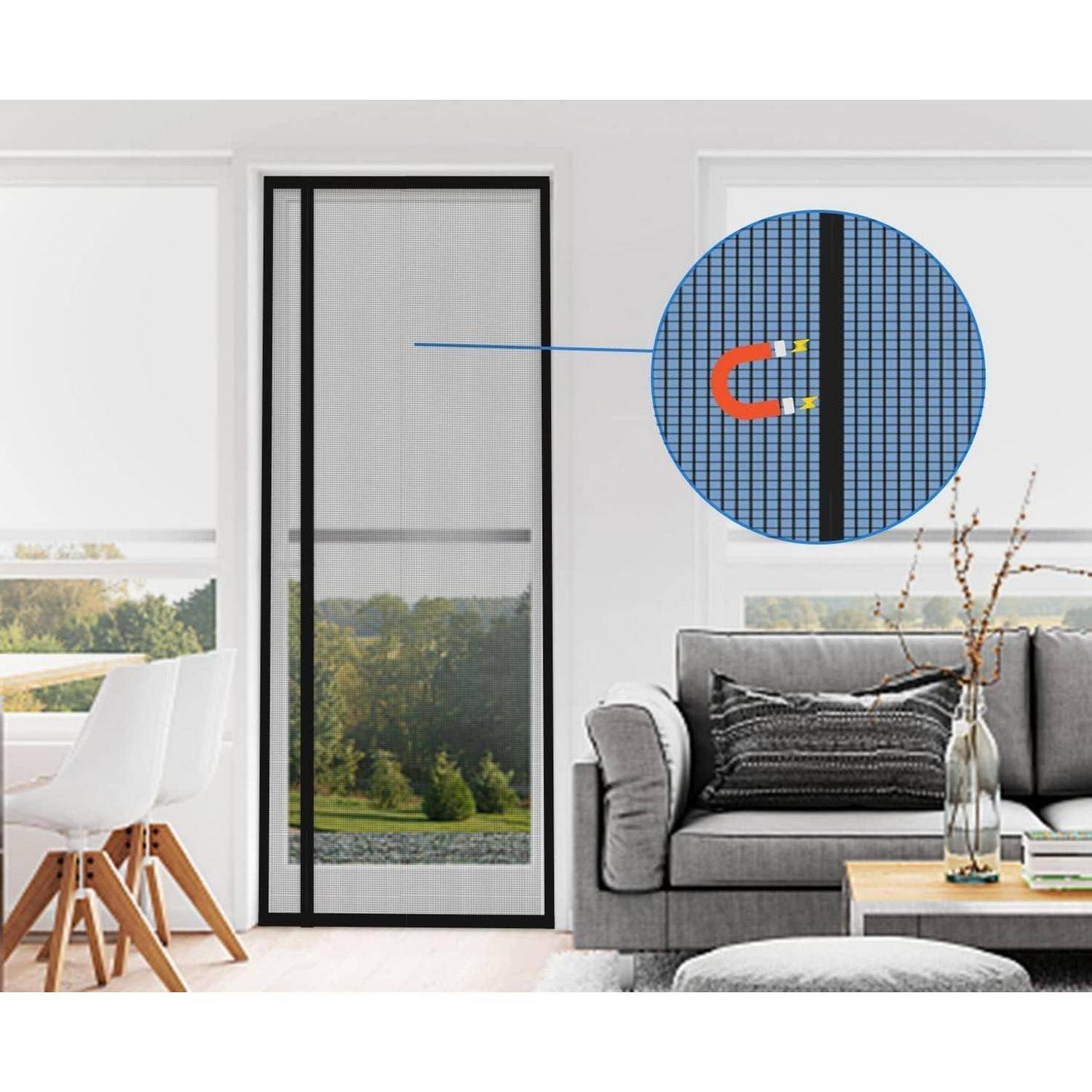 Ein Wohnzimmer mit einem grauen Sofa und einem Tisch, angrenzend an eine magnetische Fliegengittertür, die zum Garten führt. Das Gitter vergrößert, um einen Magneten zu zeigen.