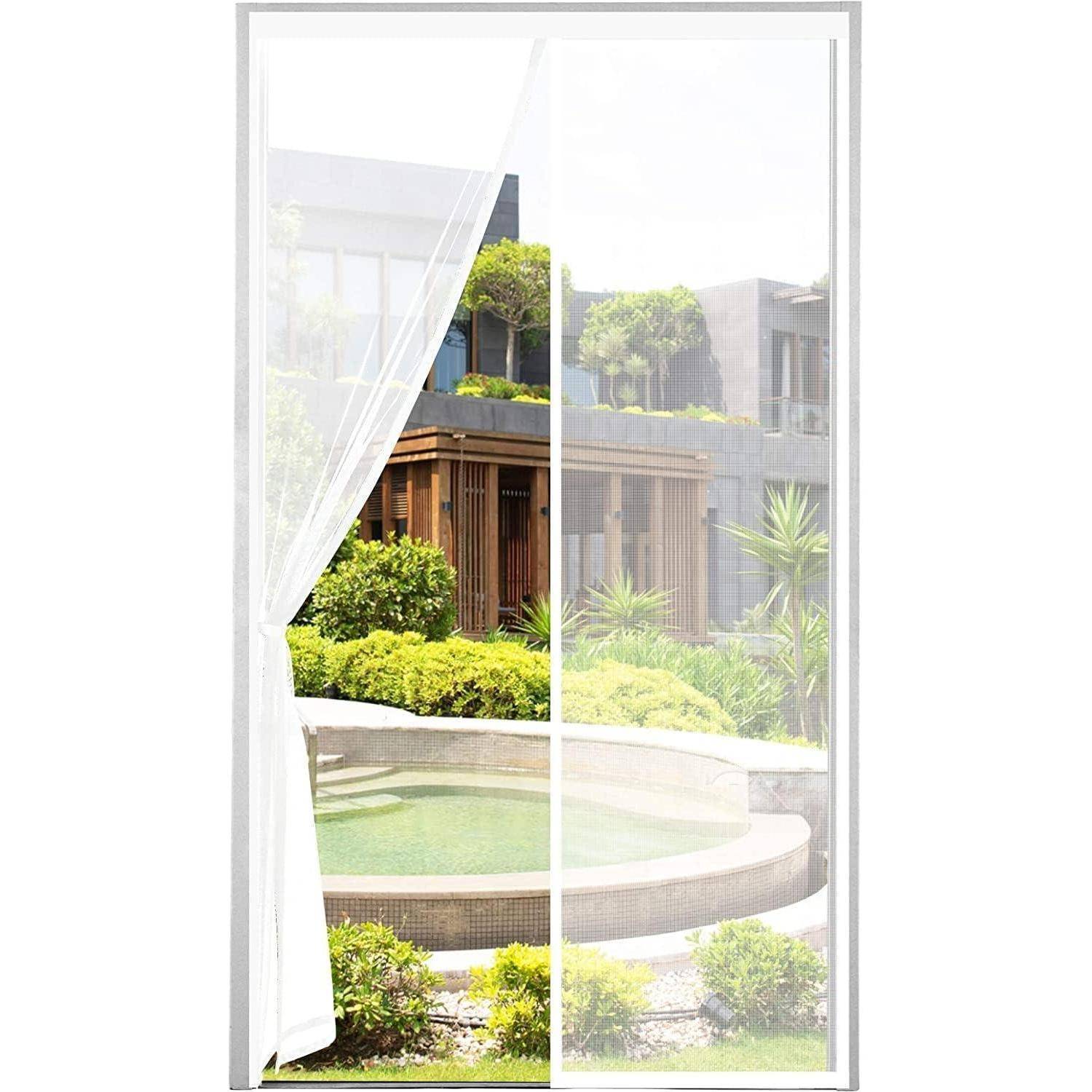 Eine moderne Glastür, teilweise von transparenten Vorhängen verdeckt, gibt den Blick frei auf einen Garten mit einem Koiteich, sorgfältig geschnittenen Sträuchern und einem zeitgenössischen Gebäude.