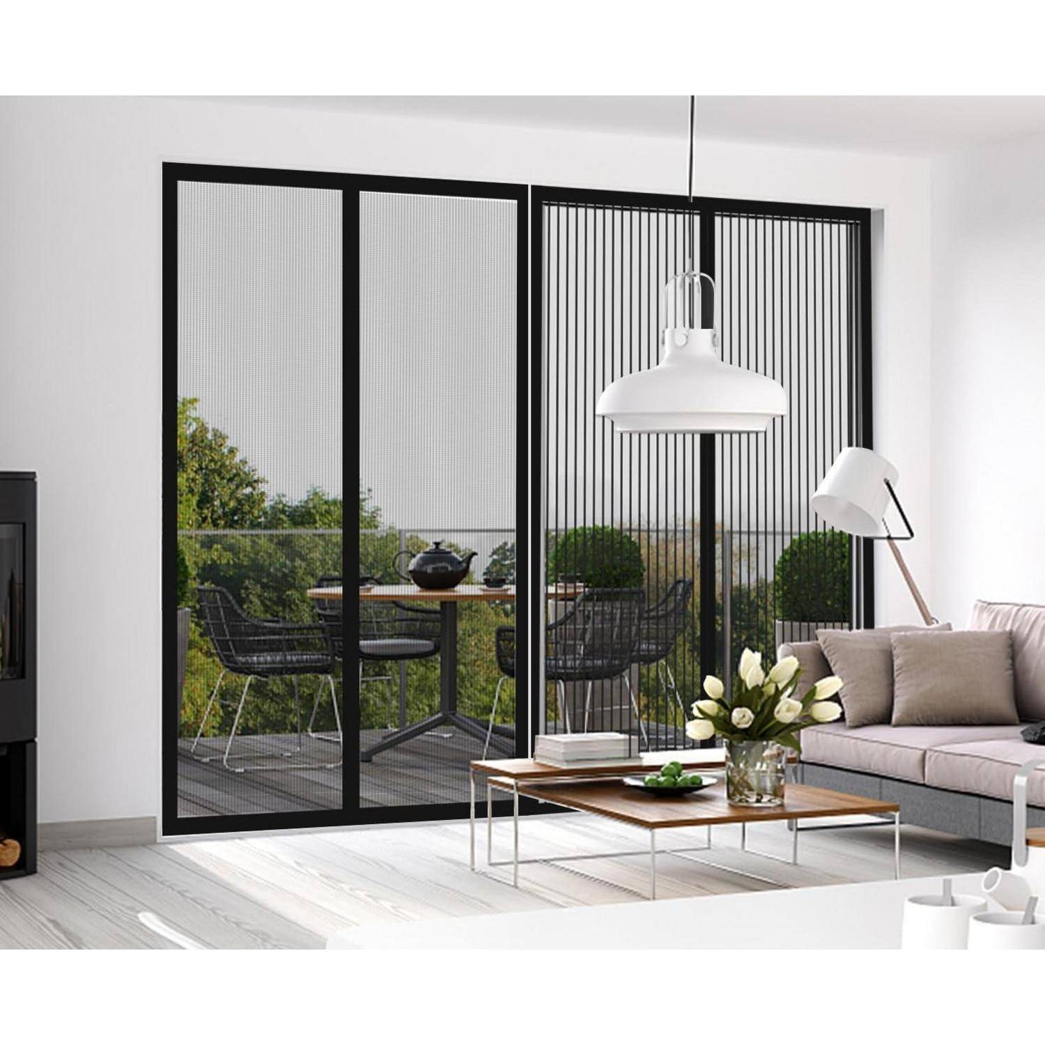 Ein modernes Wohnzimmer mit einer Glasschiebetür, die in einen Garten führt. Die Inneneinrichtung umfasst ein graues Sofa und einen schlanken Couchtisch mit einer Vase.