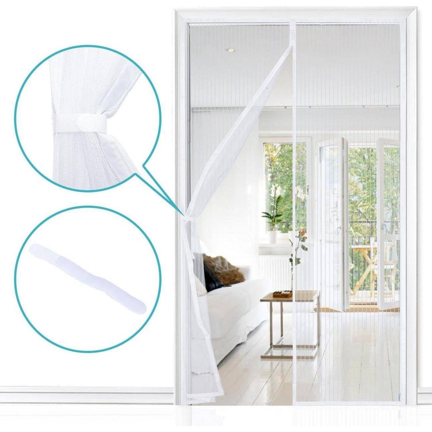 Ein Wohnzimmer mit einer offenen Schiebeglasstür, transparenten Vorhängen, die teilweise zur Seite gezogen sind, und einem sonnigen Balkon mit Blick auf Grünflächen im Außenbereich.