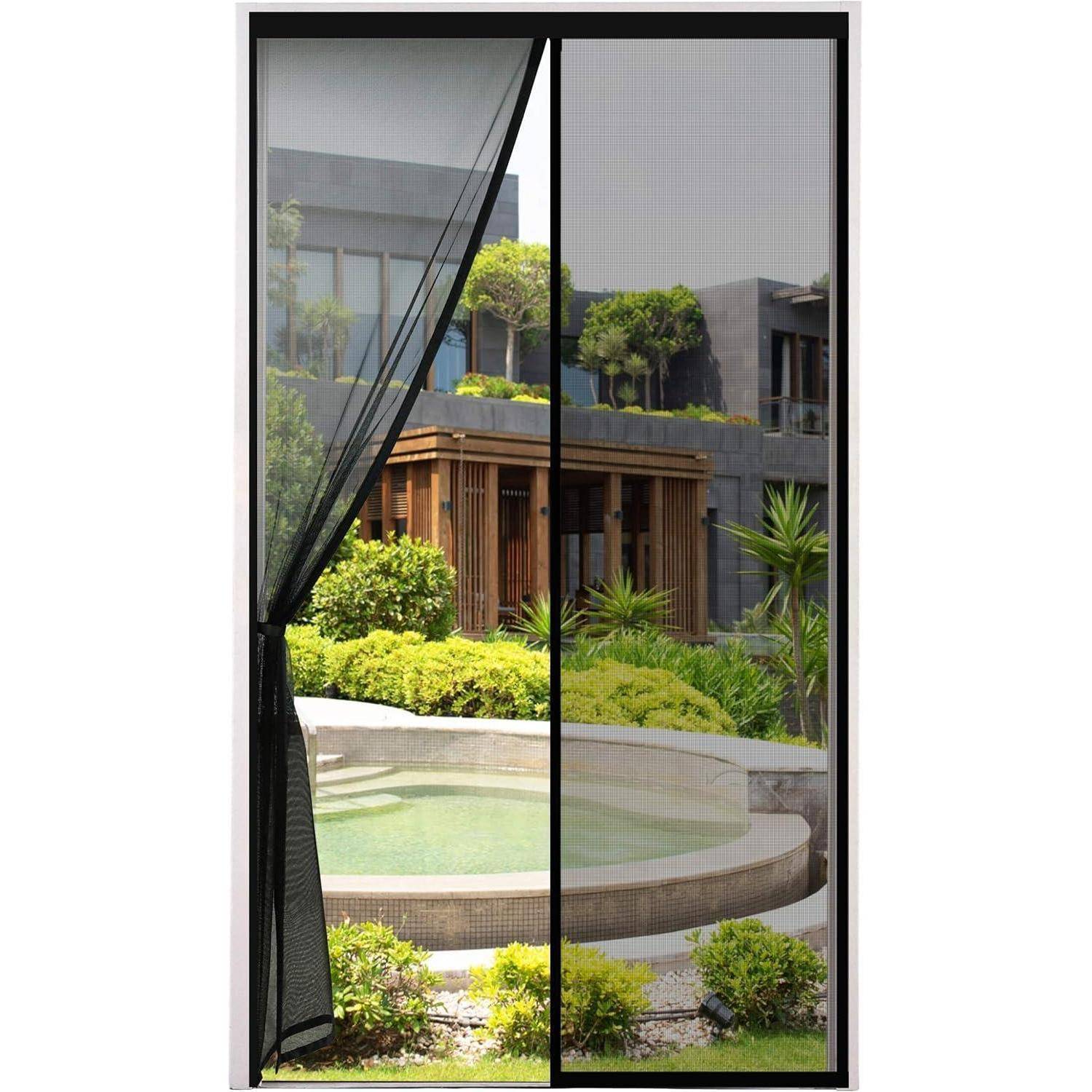 Eine üppige Gartenansicht mit einem kreisförmigen Wasserelement, gerahmt von moderner Architektur und Grünpflanzen, sichtbar durch eine Glastür mit Vorhängen.